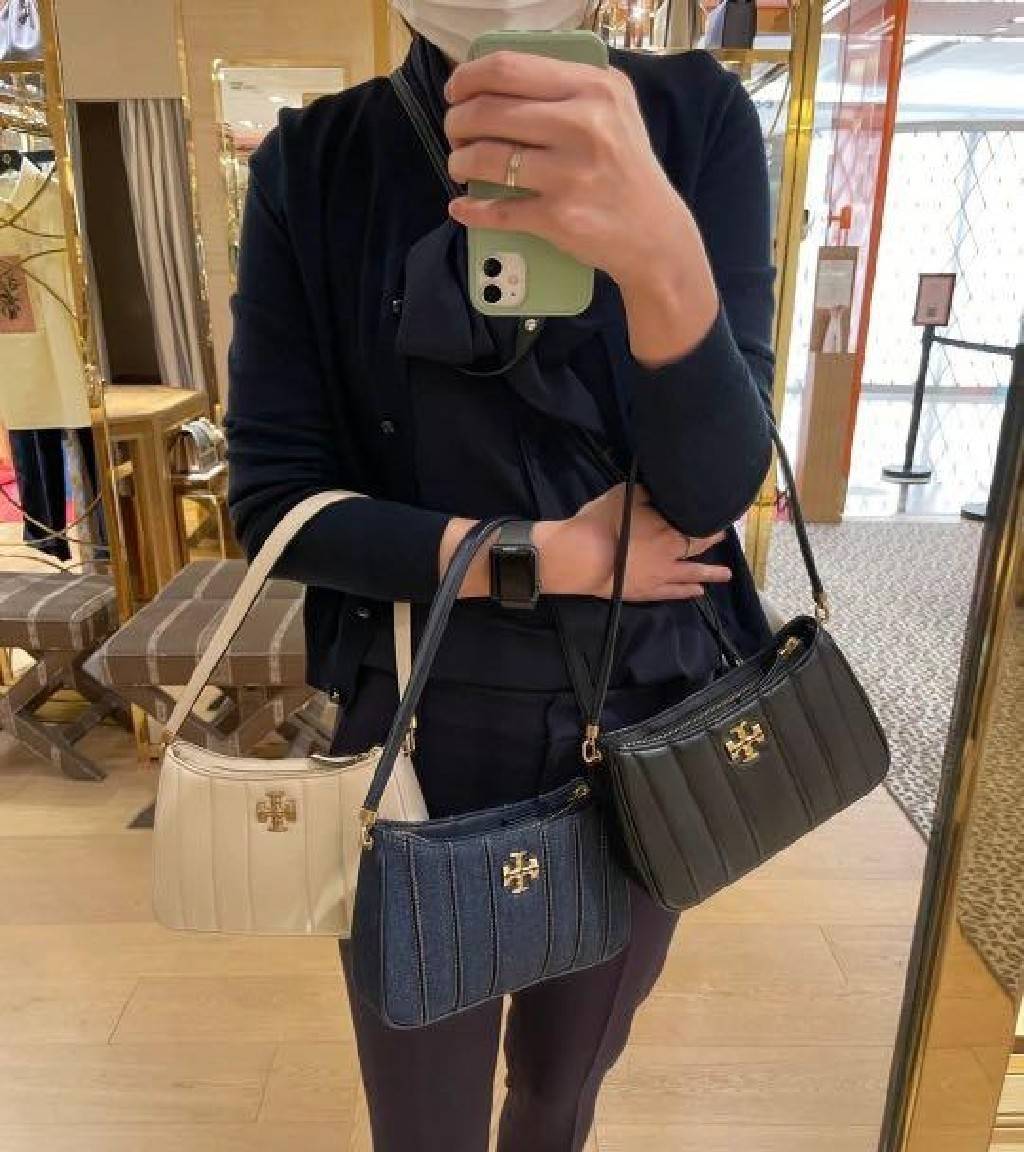 TORY BURCH KIRA MINI BAG กระเป๋าสะพายทรงพอช ง่ายต่อชีวิต!! ดีไซน์บุนวม เส้นคมสวยหรู วัสดุหนังแกะ สัมผัสดีงาม นิ่มมือ เปิด-ปิดด้วยซิป ภายในเป็นช่องโล่ง มีช่องใส่บัตร ใส่ของสำคัญได้ครบถ้วน มาพร้อมสายคล้องไหล่ในตัว และสายสะพายครอส ปรับได้ตามสะดวก ใบจริงสวยคม