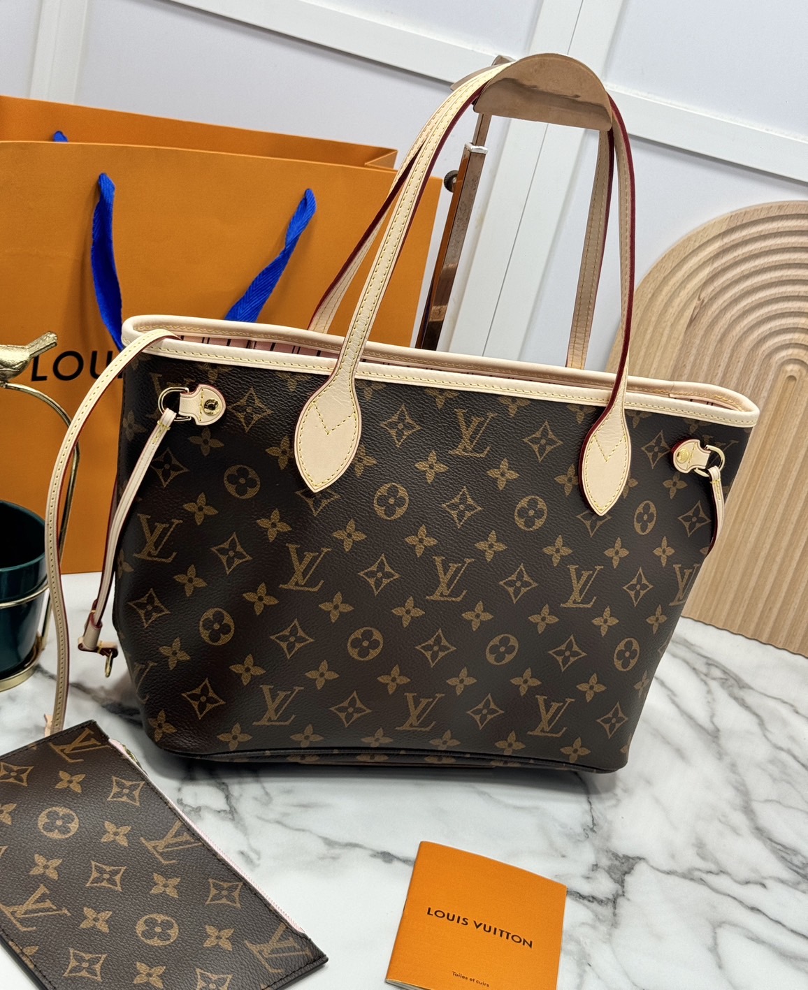 TOP ORI หนังแท้ | LV Neverfull PM bag Monogram Canvas กระเป๋าสะพายทรงโท้ท PM ดีไซน์คลาสสิกเหนือกาลเวลาเข้ากับดีเทลที่สืบทอดมายาวนาน Monogram แคนวาสแต่งขอบหนัง ดีไซน์พื้นที่ด้านในกว้างทว่าดูเพรียวบาง
