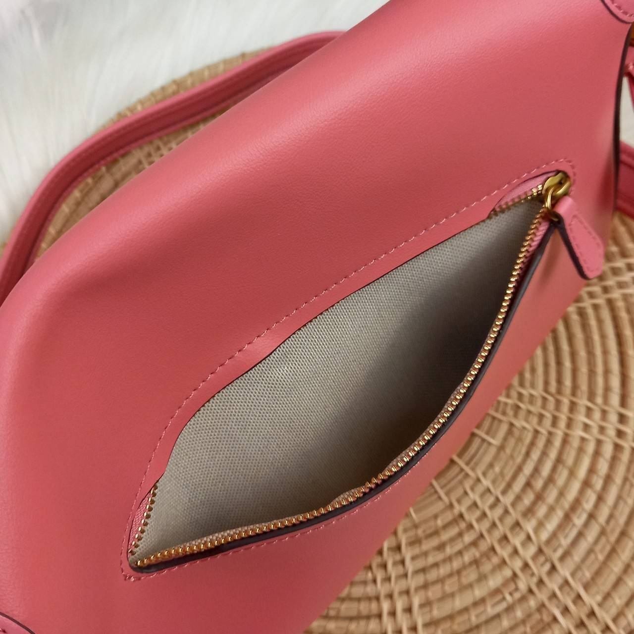 COACH SOFT TABBY SHOULDER BAG (C4823//C5261) กระเป๋าถือ กระเป๋าสะพาย ที่ใครๆก็เข้าถึงได้ หรูหรา คลาสสิค ลุคเรียบร้อย แต่ความสวยไม่น้อย! ดาเมจความลุคผู้ดีรุนแรงมาก!!เกินต้าน!!// วัสดุหนังแท้ทั้งใบ หนังเรียบ หนังนิ่มมากๆ อยู่ทรงสวยมากๆด้วย// ด้านในโล่งกว้าง