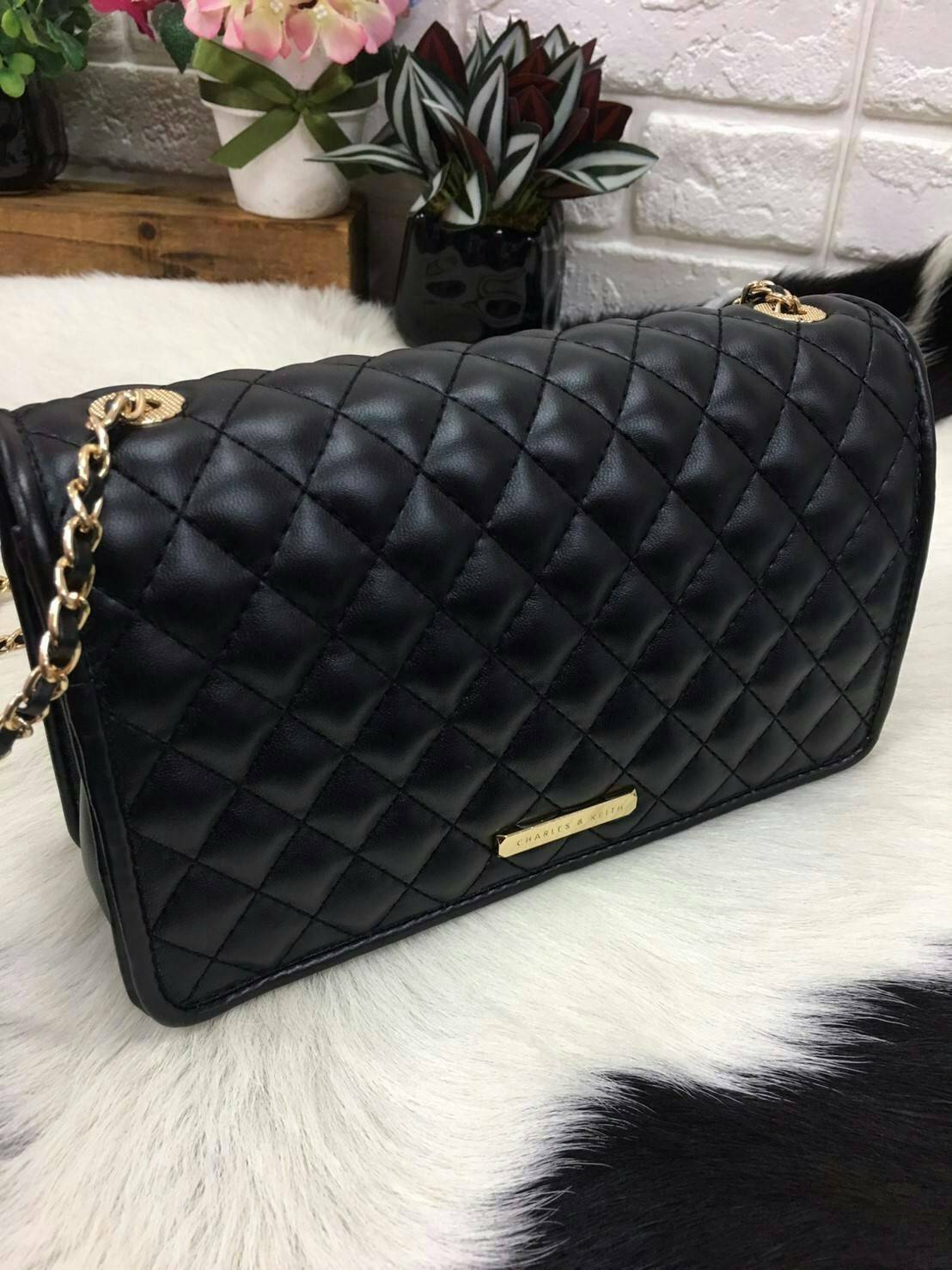 Charles&kieth quilted chain strap bag กระเป๋าขนาดมินิคลัช หนังPU เย็บตารางนูนทั้งใบ ด้านหน้าเปิด/ปิด แบบตัวบิดหมุน ด้านหลังมีโลโก้แบรนด์นูน ภายใน มีช่องใหญ่ ประกอบด้วย ช่องซิป ช่องการ์ด และมีช่องย่อย ใส่ของได้จุคุ้มสุด ๆ พกพาสะพายได้ทุกวัน น้ำหนักเบา จะสะ