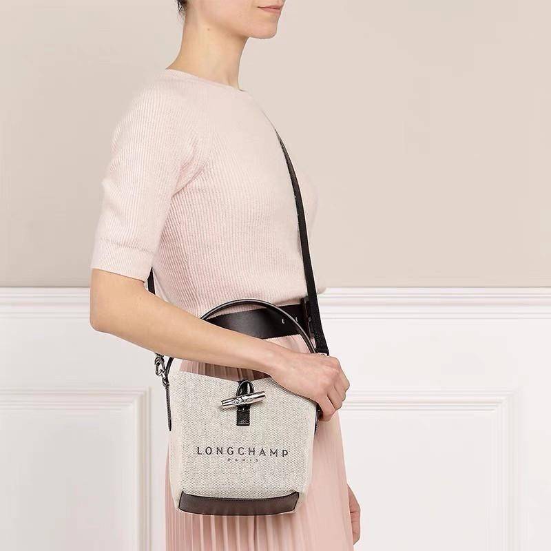 LONGCHAMP Roseau Bucket Bag กระเป๋าทรงถัง ถือหรือสะพายไหล่ได้ วัสดุผ้าฝ้าย แต่งหนังวัวลายนูน มีซับใน ด้านในกระเป๋าซิป1 กระเป๋าเล็ก1 อะไหล่เงิน มีสายยาวถอดสายได้ ปรับระดับไม่ได้ ดาราเซเลปใช้เพียบ รุ่นเดียวกับคุณแอนใช้ Hot Item!!!! ใบจริงสวยมากน้ำหนักเบา จุ
