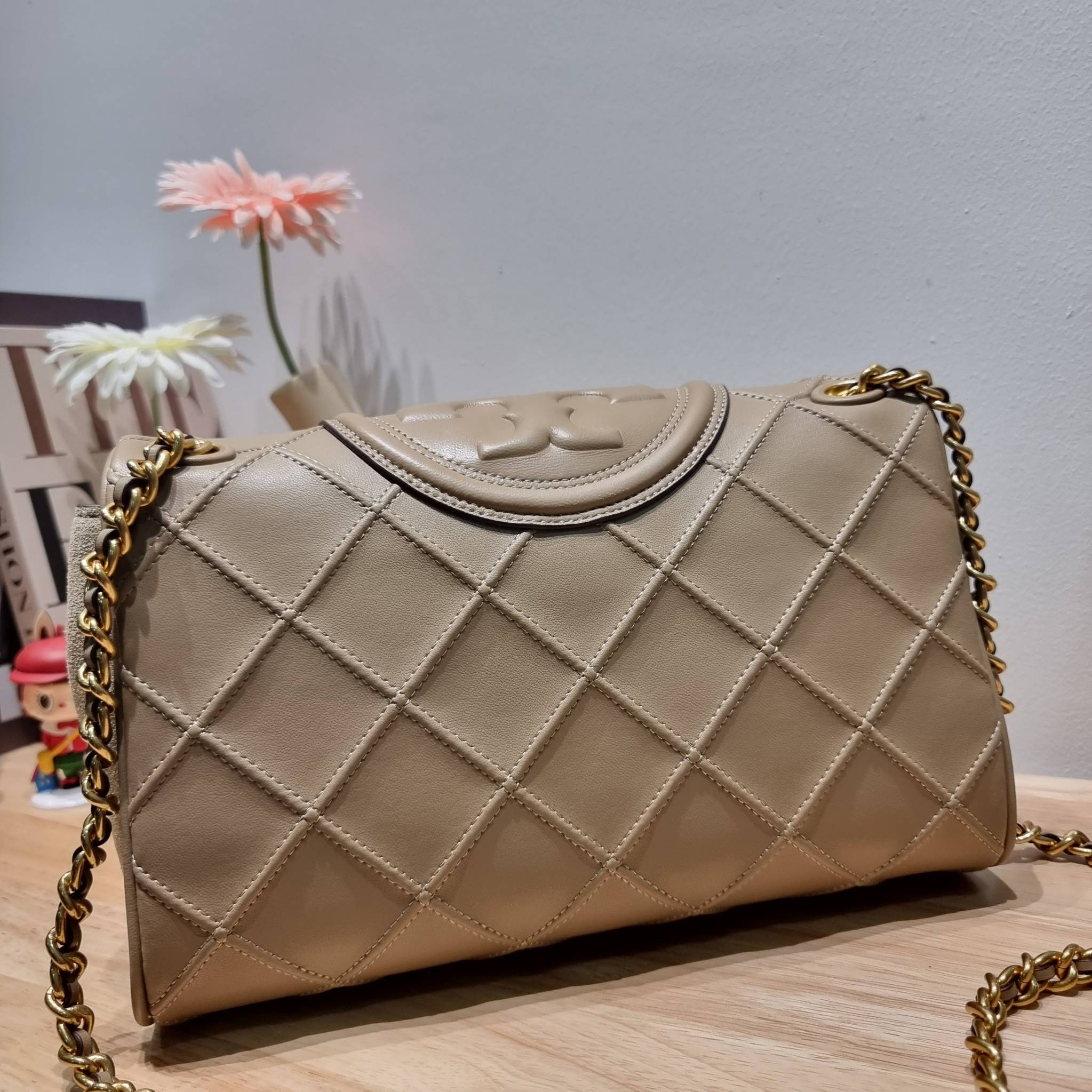 TORY BURCH FLEMING SOFT CONVERTIBLE SHOULDER BAG รุ่นหายาก กับดีไซน์ใหม่ล่าสุด มาพร้อมเสิร์ฟความสวยถึงบ้านไปเลย กับกระเป๋าสะพายไหล่ขนาดกำลังสวย หนังแท้นิ่มเต็มใบ สัมผัสสบายมือ