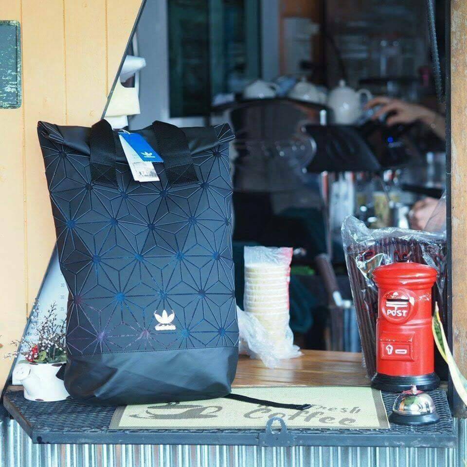 Adidas Originals BP Roll Top 3D Mesh 2017 Backpack Bag DH0100 กระเป๋าเป้สะพายหลัง สีใหม่ ดีไซน์แบบ 3 มิติ วัสดุ polyurethane ใช้ลูกเล่นของเหลี่ยม และมุมเชื่อมเข้าหากัน การออกแบบกระเป๋าเป็นเหมือนถุงทรงสูง ส่วนปากกระเป๋า เปิดปิดแบบตีนตุ๊กแกม้วนพับ และติดกระ