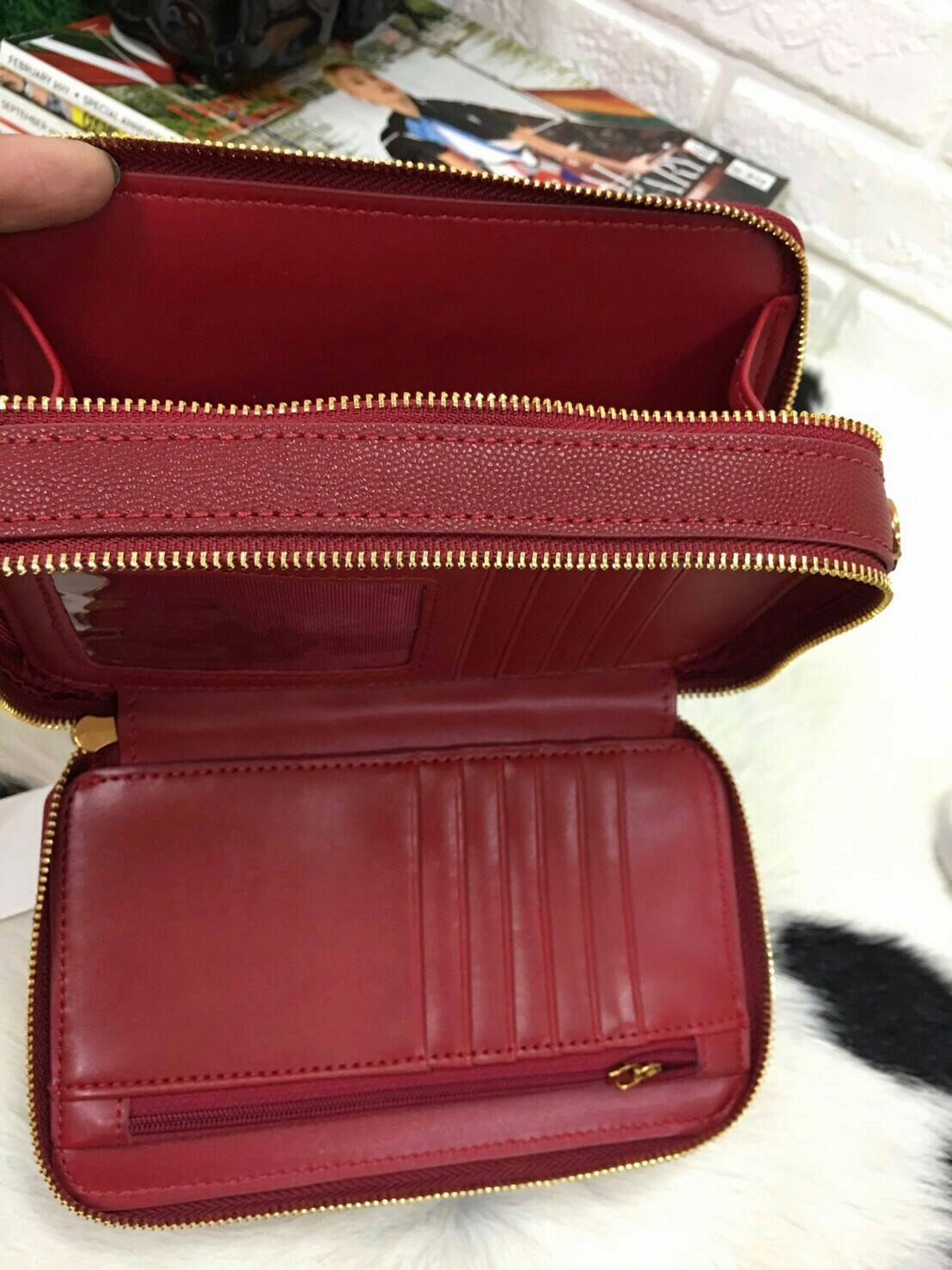 CHARLES & KEITH QUILTED LONG WALLET กระเป๋าเงินทรงคลัช น่ารักลายตารางclassic สุดฮิต มี 2 ซิป ซิปด้านนึงช่องโล่ง ใส่ลิปสิติก มือถือได้ทุกรุ่น และอีกฝั่งซิป มีช่องใส่บัตร ช่องซิปเล็กใส่เหรียญและมีช่องใส่รูป ครบมากก สายสะพายปรับได้ถอดได้ น้ำหนักเบาๆ สะพายไปเ