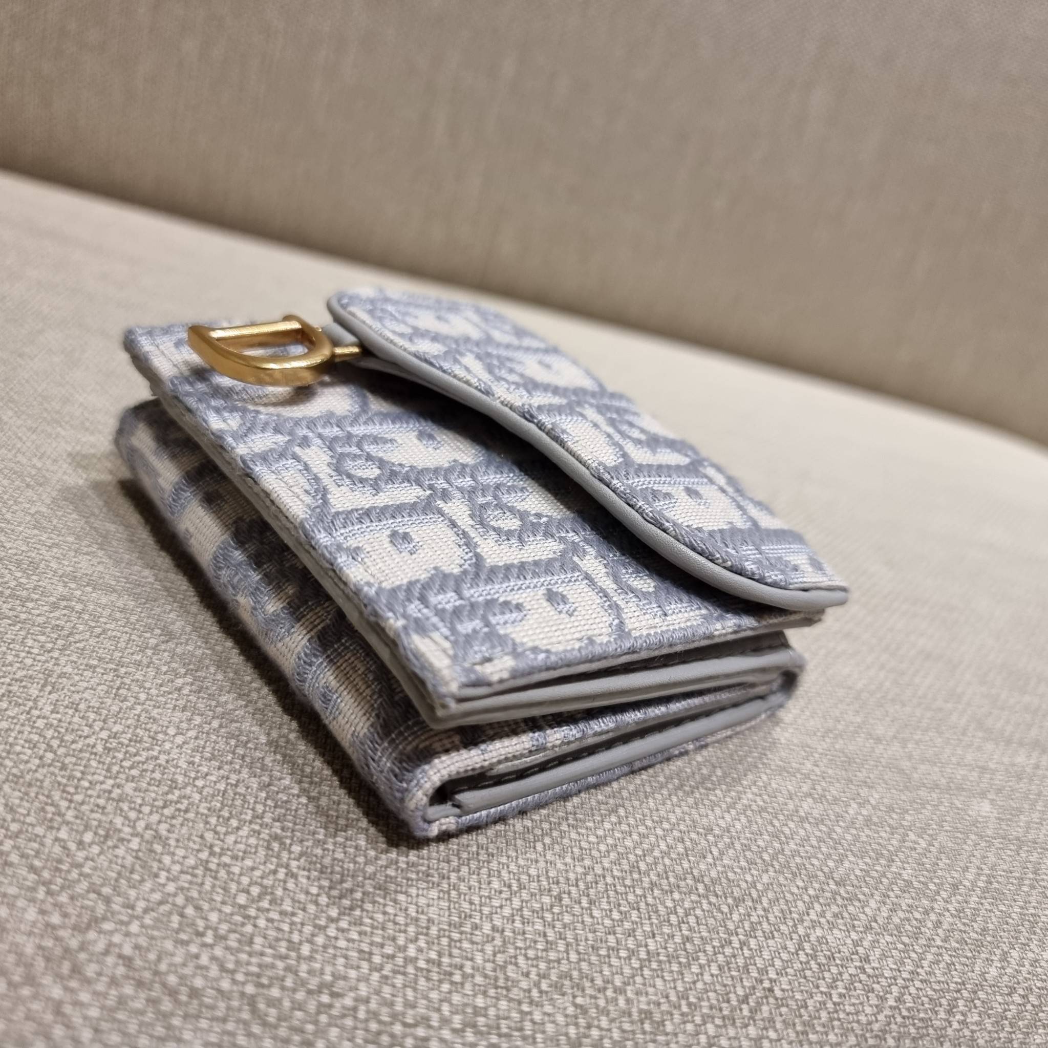 VIP 】CD MULTI WALLET WITH GWP กระเป๋าสตางค์ขนาดเหมาะมือ กะทัดรัดไม่กินพื้นที่ พรีเมี่ยมกิ๊ฟจากเคาน์เตอร์ ดีไซน์แบบพับ ใช้งานง่าย น่ารักน่าใช้จริงๆ วัสดุผ้าแคนวาสปักลาย สลับหนังแท้ภายใน ภายในมีช่องใส่บัตร ใส่ธนบัตรได้ สะดวกใช้มากๆ มาพร้อม box set ในราคาที่