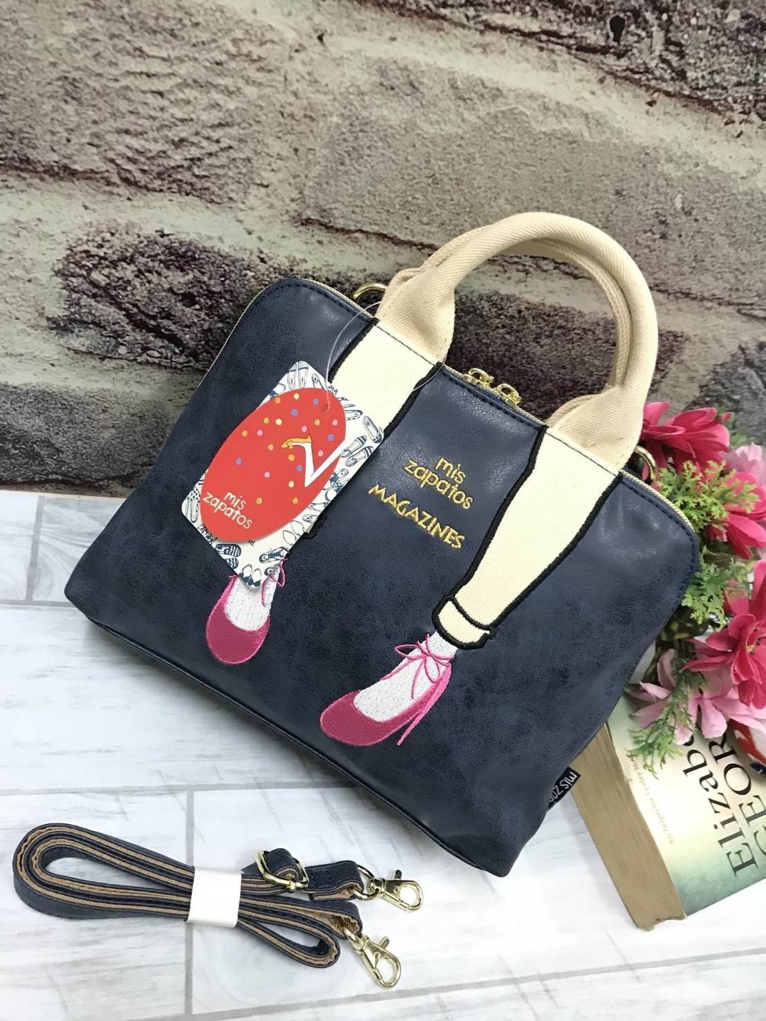 Mis Zapatos mini shoulder Bag กระเป๋าถือหรือสะพาย แบรนด์ดังจากญี่ปุ่น วัสดุหนัง pu เปิดปิดด้วยซิป ภายในแยกช่องเป็นสัดส่วน มาพร้อม สายสะพายยาวปรับ freesize ค่ะ ขนาดกำลังดี น้ำหนักเบา Rare item ค่ะ