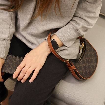 CELINE MINI AVA IN TRIOMPHE CANVAS AND CALFSKIN สวยเกินต้านกับน้องมินิ รุ่นสุดปัง ที่ใครเห็นก็ต้องว้าว กับกระเป๋าสะพายไหล่ ไซส์มินิ น้องน่ารักม้ากกก!! ไม่ไหว!! รูปทรงที่ไม่เหมือนใคร ใช้งานง่าย วัสดุหนังแคนวาสตัดสลับหนังแท้ สวยลงตัว รูดเปิด-ปิดด้วยซิป สายส