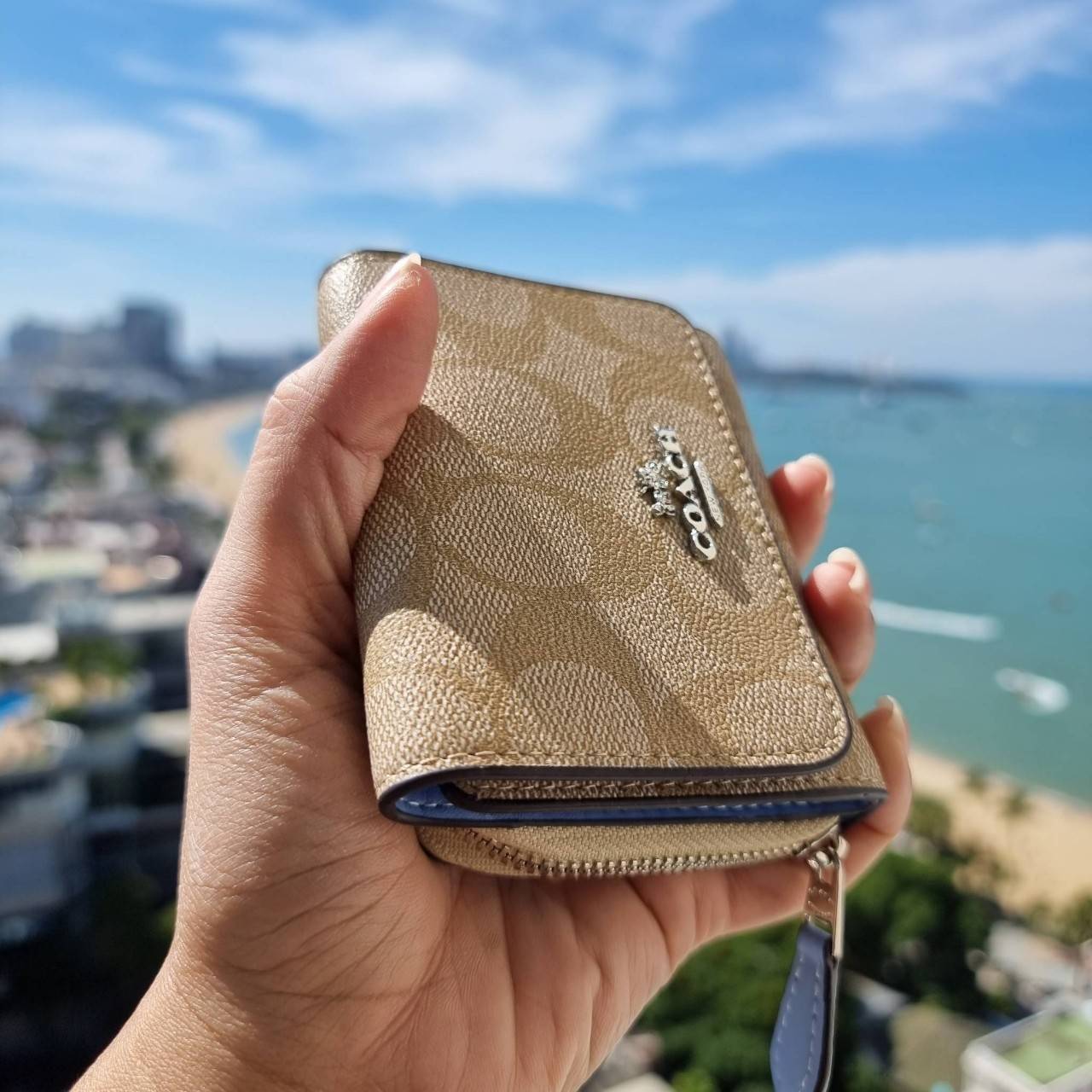 OUTLET 】COACH F41302 SMALL TRIFOLD WALLET IN SIGNATURE CANVAS สวยคลาสสิค พกพาง่าย ใบเล็กน่ารักน่าใช้ ต้องยกให้ใบนี้จ้า 💗💋 ตอบโจทย์คนชอบพกน้อยที่สุด!! กระเป๋าสตางค์ใบสั้นหนังแคนวาสเคลือบคุณภาพดี ภายในเป็นหนังแท้ ใส่บัตร ใส่ธนบัตรได้ทุกชนิด 