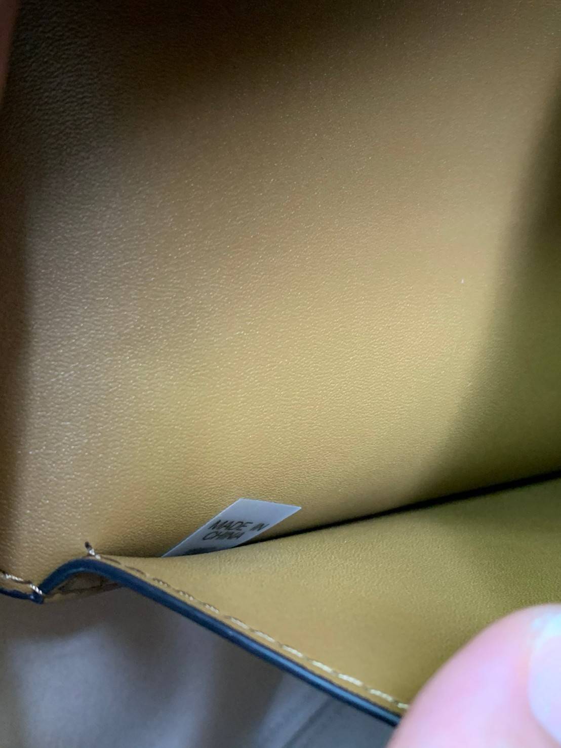 สวยจริง ไม่จกตา สินค้าคุณภาพค่ะ💥 TORY BURCH SMALLT MONOGRAM SHOPPING BAG ((TB//81963)) พร้อมส่งที่ไทย! กระเป๋าทรงshopping หนังแคนวาสอย่างดี ลายแบรนด์ทั้งใบ มีพวงหนังแบรนด์ห้อยด้านหน้า เพิ่มความหรูเข้ามา เปิดปิดกระเป๋าแบบซิป ภายในกว้าง สาวๆที่สัมภา