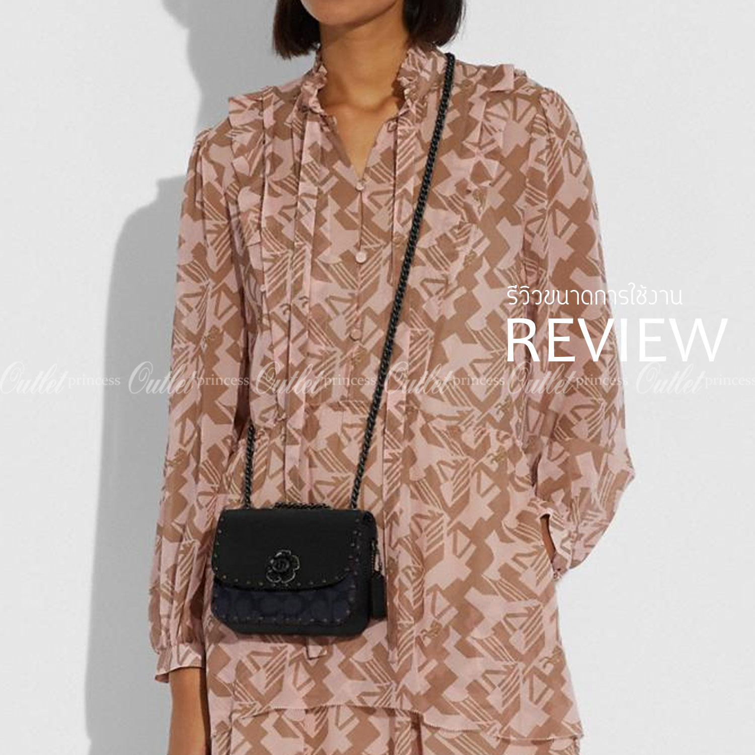 COACH C2462 MADISON SHOULDER BAG 16 IN SIGNATURE CANVAS WITH RIVETS (B4NQ4) กระเป๋าสะพายข้าง ไซส์กะทัดรัด พกพาง่าย น้ำหนักเบา ดีไซน์สวย โดดเด่นด้วยตัวล็อครูปดอกไม้ สีสันตกแต่งตัดกันกับลายซีอย่างลงตัว วัสดุหนังแคนวาสเคลือบลาย ภายในแบ่งสัดส่วนให้อย่างดี มาพ