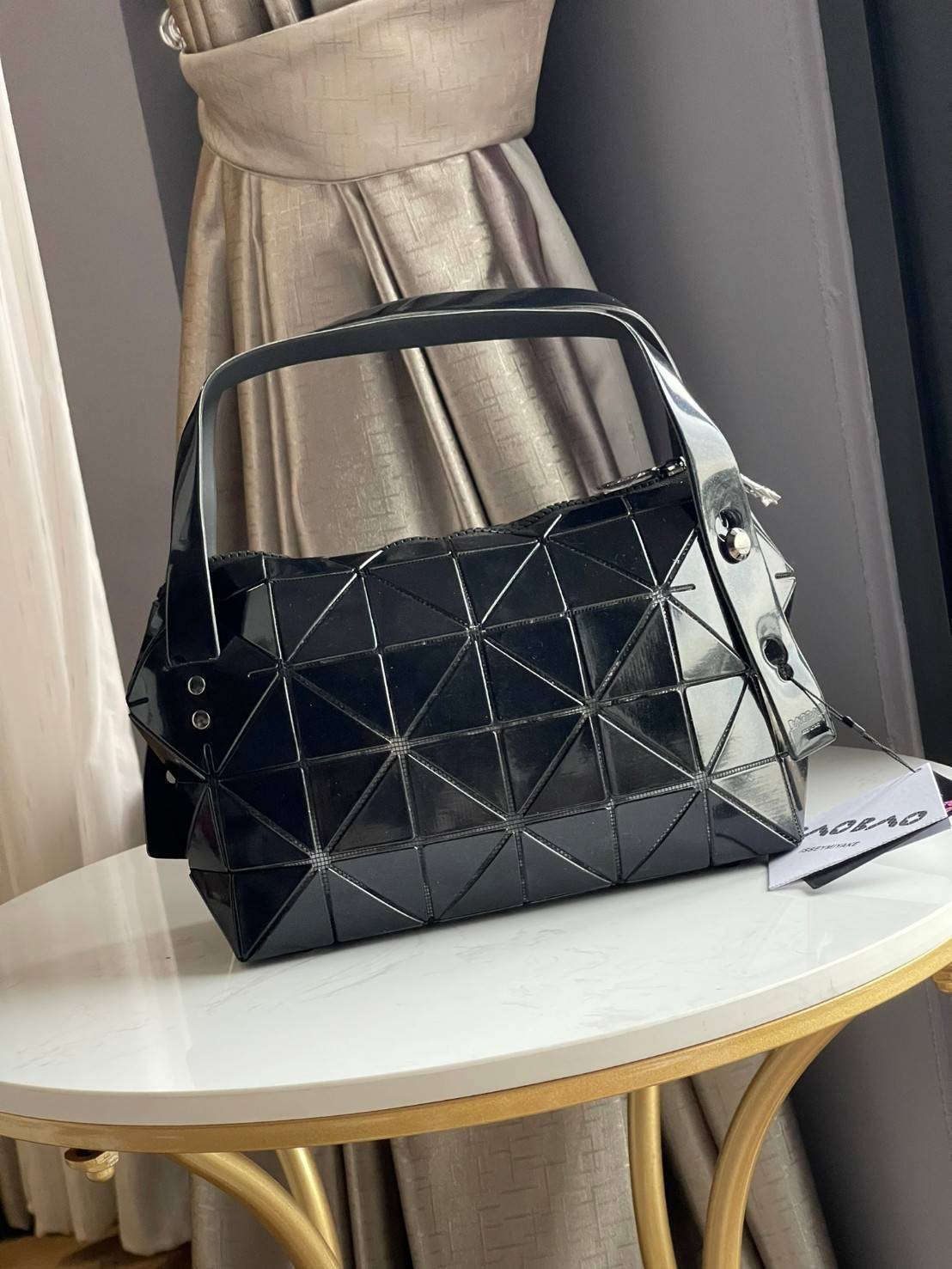 BaoBao Issey Miyake Small Boston Bag กระเป๋าบอสตันที่มีดีไซน์สปอร์ต มีช่องซิปที่ทำให้หยิบสิ่งของออกมาได้ง่ายแล้ว แบบกว้างที่ด้านล่างของกระเป๋ายังให้ความจุที่ยอดเยี่ยม