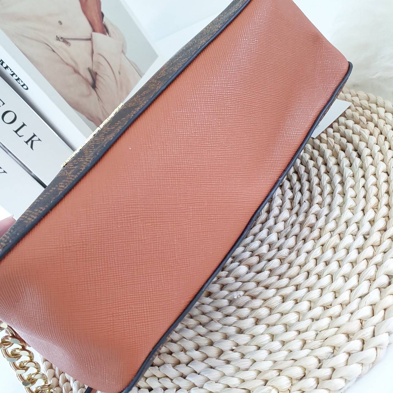 Michael Kors Crossbody Bag กระเป๋าสะพายแบบ crossbody หนังลาย safiano เปิดปิดด้วยซิปแบรนด์ อะไหล่ทอง ด้านหน้าประดับโลโก้ โลหะแบรนด์ ด้านในบุผ้าแบรนด์สวยหรู น้ำหนักเบา มีช่องซิปใส่ของจุกจิกและช่องใส่มือถือ มาพร้อมสายสะพายยาวโซ่ทอง+หนัง ปรับได้หลายระดับ ขนาด