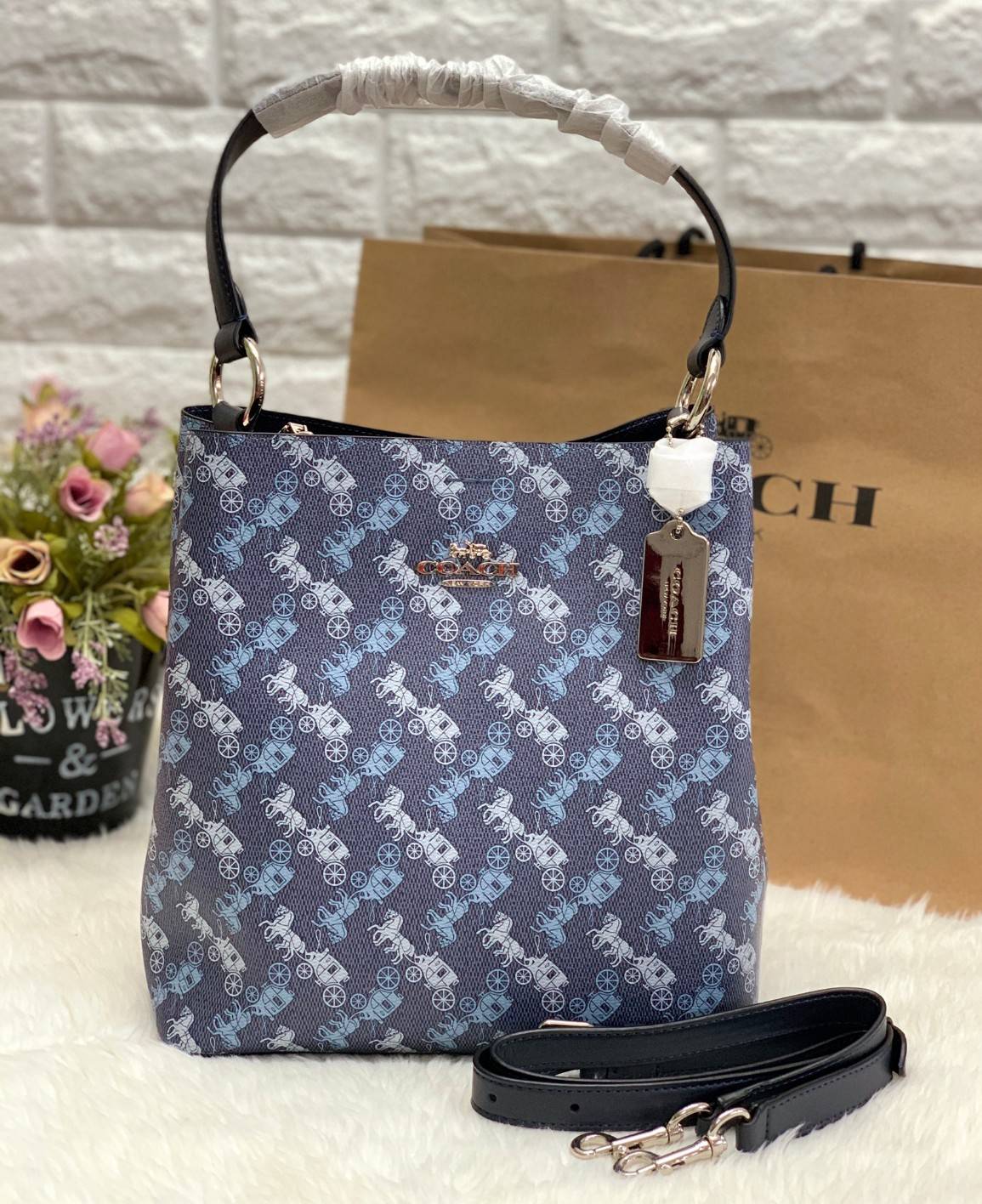 COACH TOWN BUCKET BAG WITH HORSE AND CARRIAGE PRINT ((2081-236)) 🔺กลับมาแล้ว ตามคำเรียกร้องค่ะ! กระเป๋าคล้องไหล่//สะพายข้างได้ วัสดุ pvc อย่างดี หนังนิ่มป่องพองตัวสวยงาม ลายรถม้าทั้งใบค่ะ ภายในกระเป๋าแบ่งเป็น2ช่องหลัก เปิดปิดแบบกระดุมแม่เหล็ก ภายใ
