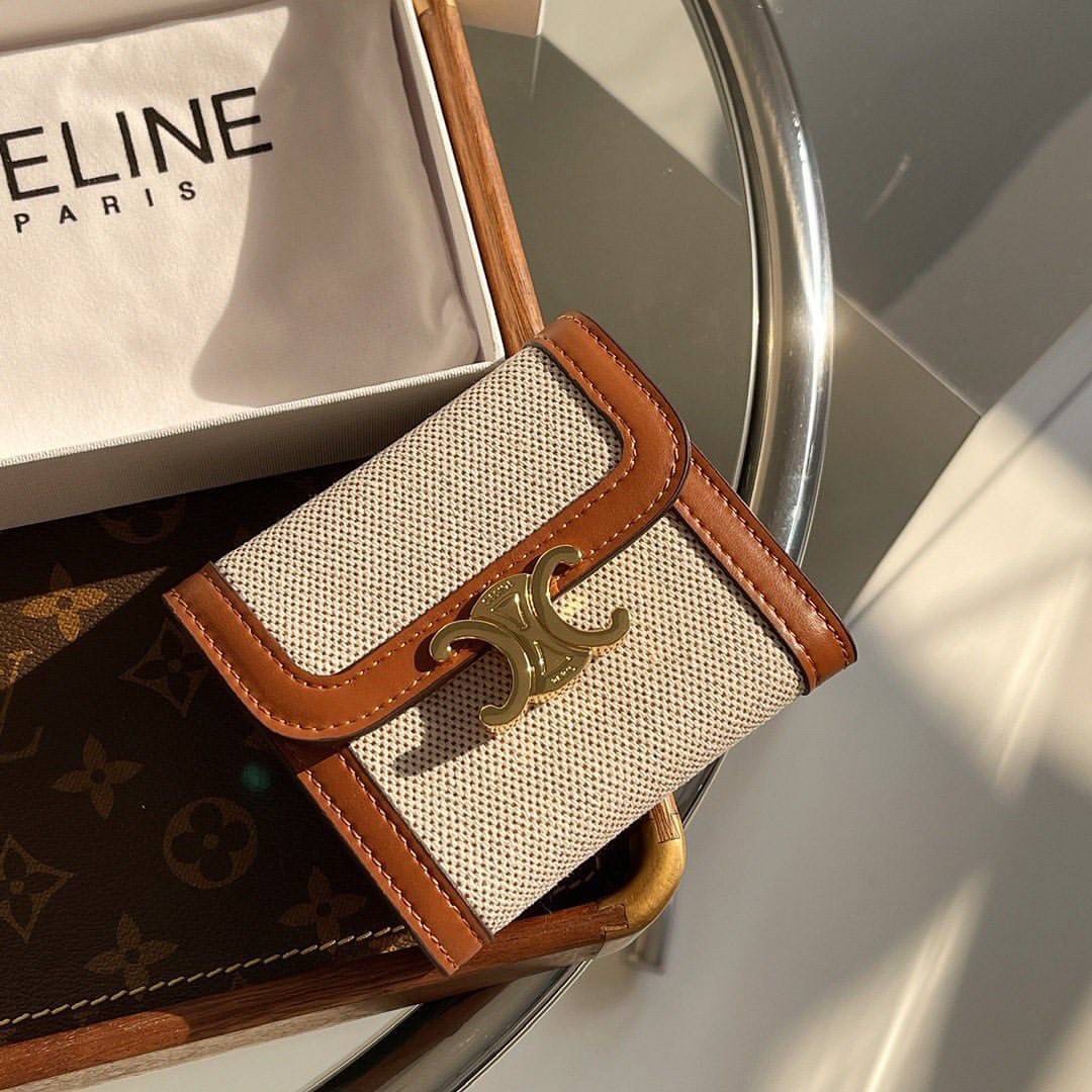 CELINE SHORT WALLET กระเป๋าสตางค์ซีลีนใบสั้น สวยหรูอยู่ทรงมีโลโก้ด้านหน้าเปิดปิดด้วยฝาพับกระดุมแม่เหล็ก ภายในมีช่องแบ่งหลายช่อง มีช่องใส่บัตรหลายช่อง มีช่องใส่เหรียญ ช่องใส่ธนบัตร ใส่แบงก์พันได้เยอะเหมือนกระเป๋าสตางค์ยาว ไอเท็มแนะนำพร้อมส่งที่ไทยในราคาสุด
