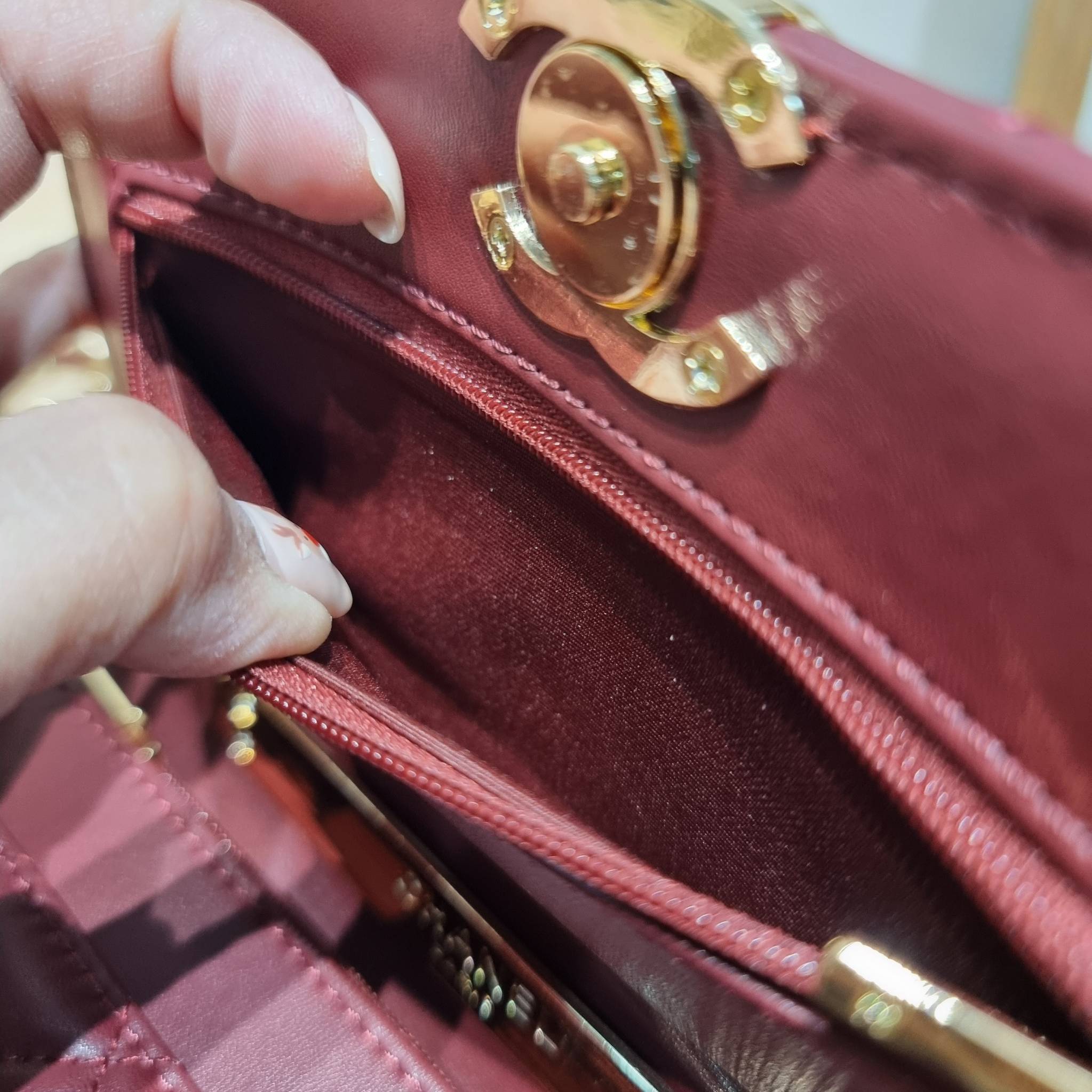 CHANEL woc with top handle black / CHANEL WALLET ON CHAIN กระเป๋าสะพายข้างไซส์กำลังดี สวยหรู ดีไซน์คลาสสิคผสานกิมมิคประจำแบรนด์ ทำให้ไอเท็มนี้เพิ่มมูลค่าขึ้นไปอีก สร้างสรรค์ตัวกระเป๋าด้วยหนังแกะ สัมผัสสบายมือ ใช้งานสะดวกด้วยกระดุมแม่เหล็ก ภายในกระเป๋าแบ่ง