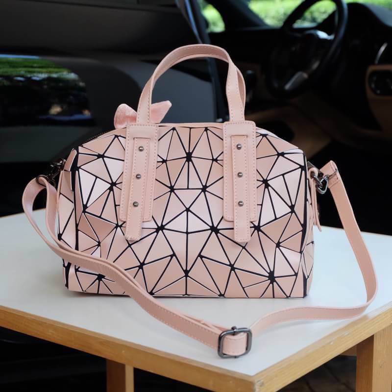 สีเข้าใหม่รุ่น หายากคะ 👍ทรง speedy ขายดี น่ารักมาก 3 สี น่ารักมากรับประกันเลยค่า พร้อมกระต่าย polka dot เข้า set เลิศคะ กระเป๋า จากแบรนด์ David Jones กระเป๋าสะพายข้างดีไซน์เกร๋มาก สีสวยหรูมาก ขนาดกะลังดีเลย น้ำหนังเบามากคะ ภายในมีช่องเก็บของจุกจิก