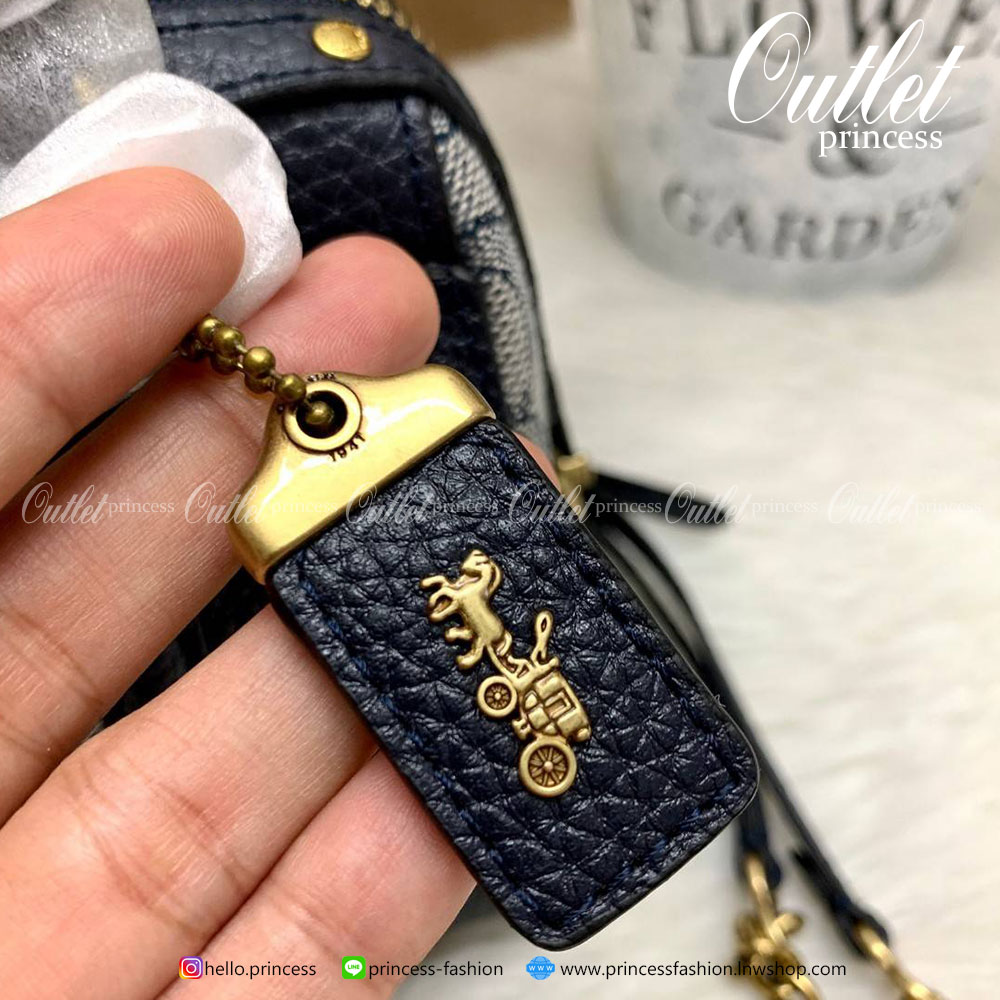 COACH LARK BAG 19 IN SIGNATURE JACQUARD ((4619)) พร้อมส่งที่ไทย สวยก่อนใครแน่นอนค่ะ😘 กระเป๋าสะพายข้าง//ครอสบอดี้ร์ วัสดุหนังแท้+Jacqurd ได้ลงตัวสวยงามมากๆค่ะ มีช่องใส่ของจุกจิกทั้งด้านหน้าและหลัง ;เปิดปิดกระเป๋าแบบซิปคู่ ภายในสามารถใส่กระเป๋าเงินใ