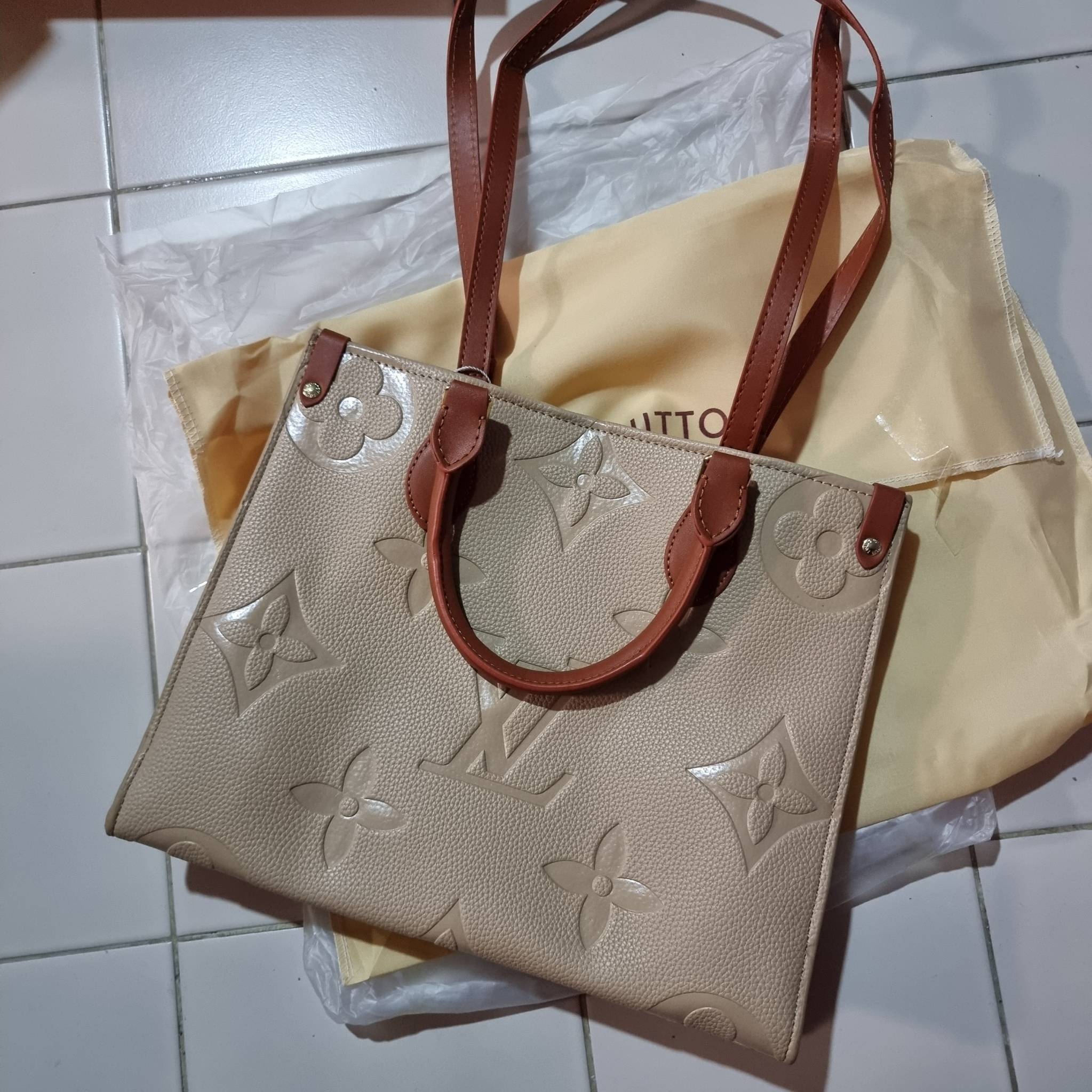 LV crossbody tote bag / LV Shopping Bag ดีไซน์สวยคม สมราคา ดูแพงไปอีก ด้วยดีเทลลายของหนัง crossgrain กระเป๋าทรงโท้ทคลาสสิค ผู้ดียืนหนึ่ง โทนสีใช้งานง่าย แมทช์ได้ทุกลุค มาพร้อมหูจับในตัว แบบหูหิ้ว และหูยาวสำหรับสะพายไหล่ เก๋มาก ชิคมาก ภายในโล่งกว้างมาก มีอ