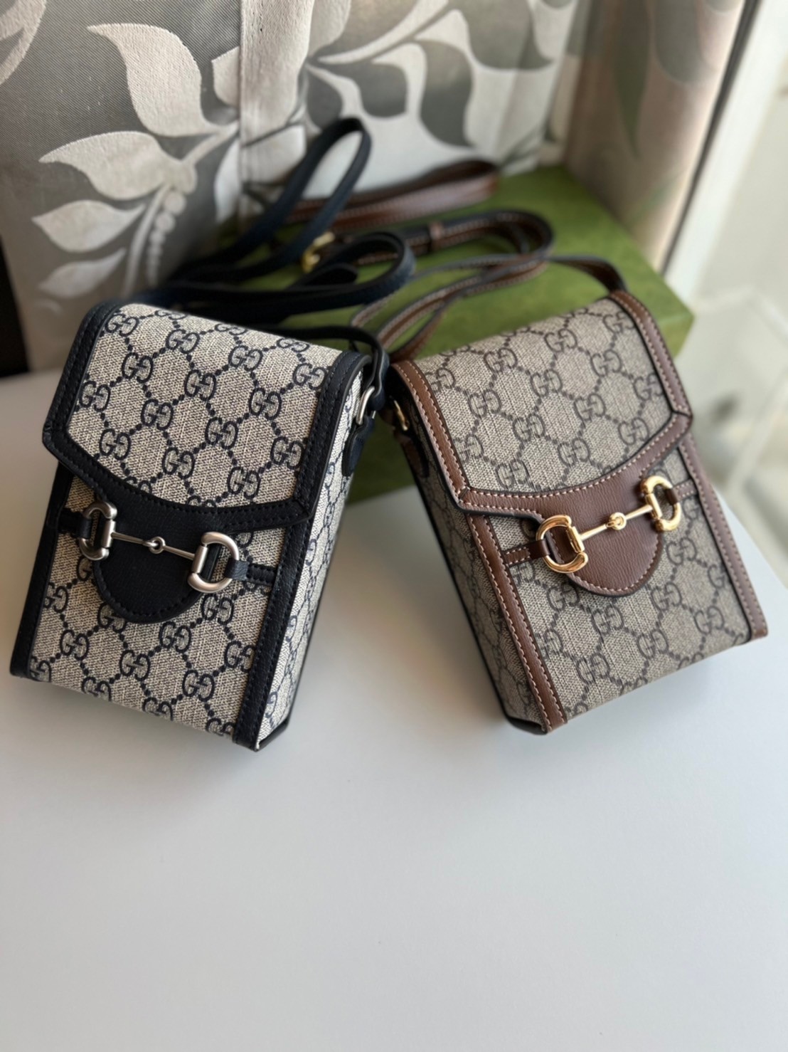 Gucci Horsebit 1955 mini bag / Gucci Phone Bag ออริจินอล รุ่นยอดฮิต ไซส์มินิ ที่ใครๆก็ต้องรู้จัก!! กับกระเป๋าขนาดมินิในรูปแบบผ้าแจ็คการ์ดสีขาวงาช้างและน้ำเงิน ได้รับแรงบันดาลใจมาจากดีไซน์ดั้งเดิม ซึ่งแอคเซสเซอรี่นี้โดดเด่นด้วยรายละเอียดดั้งเดิมที่ทันสมัยโ