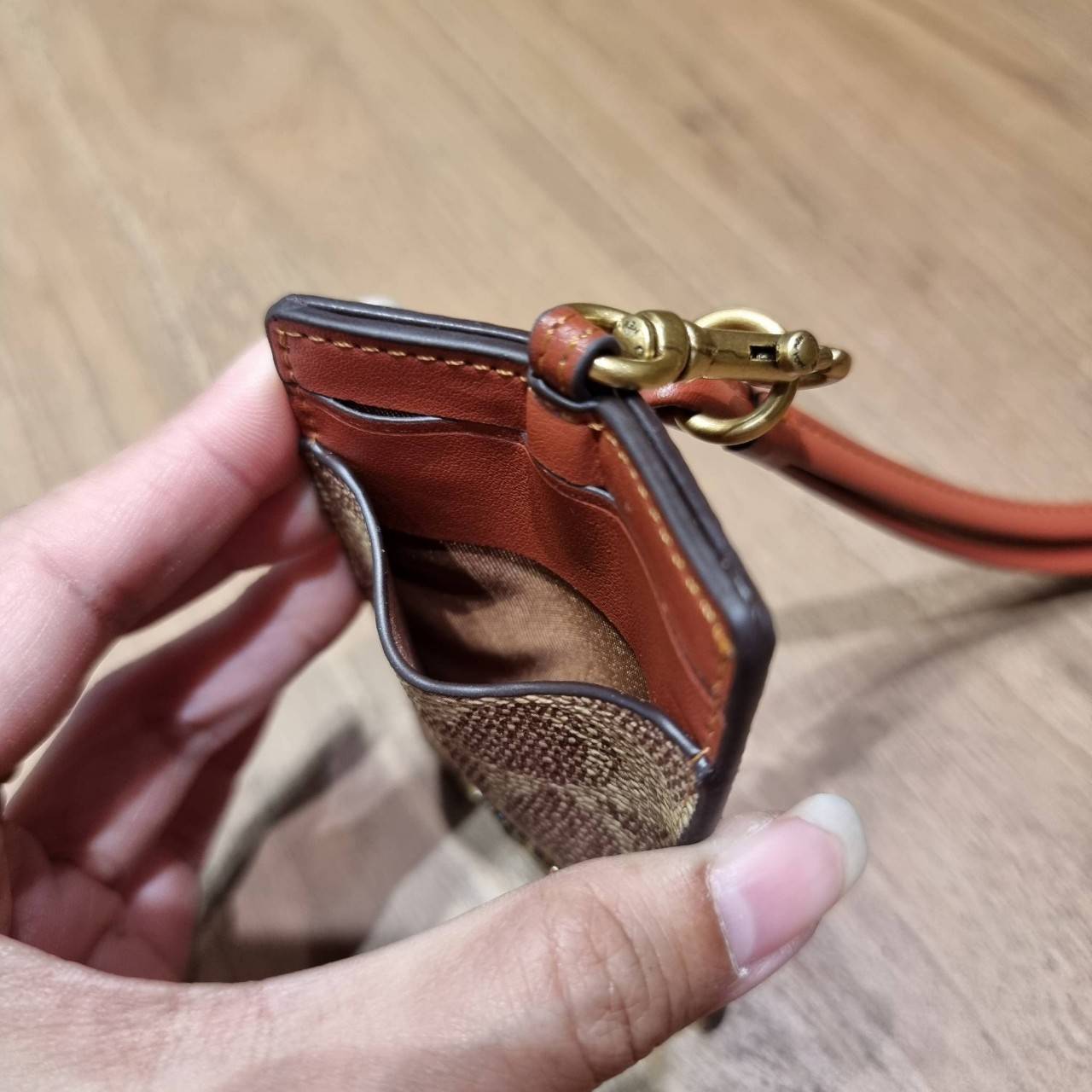 COACH ID LANYARD IN COLORBLOCK SIGNATURE CANVAS ง่ายๆแบบไม่ธรรมดา!! คลาสสิคแต่มีดีเทลโดดเด่น!! กระเป๋าถนอมบัตร พร้อมสายคล้องคอ ดีไซน์ลวดลายสวย ดูดีทุกแบบ ใช้งานง่าย พกพาสะดวก จะใส่บัตรพนักงาน บัตรเครดิต บัตรปชช. ใบขับขี่ และบัตรอื่นๆที่อยากจะใส่!! ตามใจไป