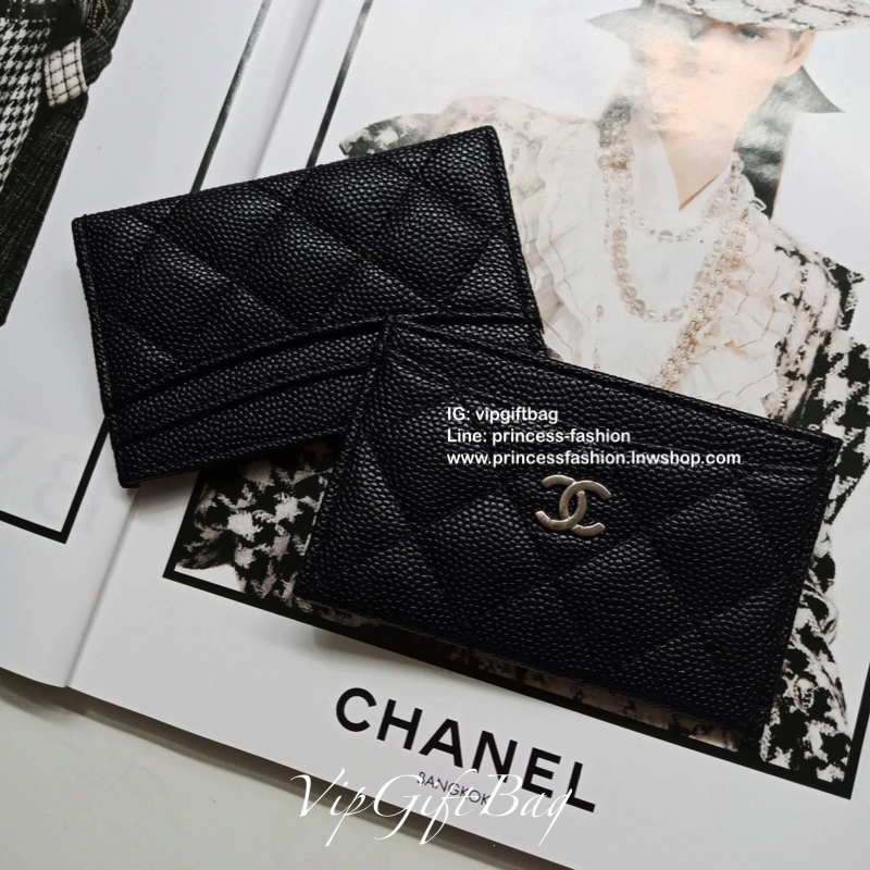 Chanel Cavier Card Holder in Black(GWP) 💳 จากพรีเมี่ยมกิ้ฟแบรนด์หรูอย่าง chanel ดีไซน์สวยเก๋ **หนังคาเวียร์เงาแน่น ประดับ Logo brand อะไหล่เงิน **ขนาดกำลังน่ารัก ใส่บัตรได้ถึง 4 ใบ พกพาสะดวก จะซื้อไว้ใส่บัตรใบหรู หรือซื้อให้เป็นของขวัญ ก็ควรค่าที่