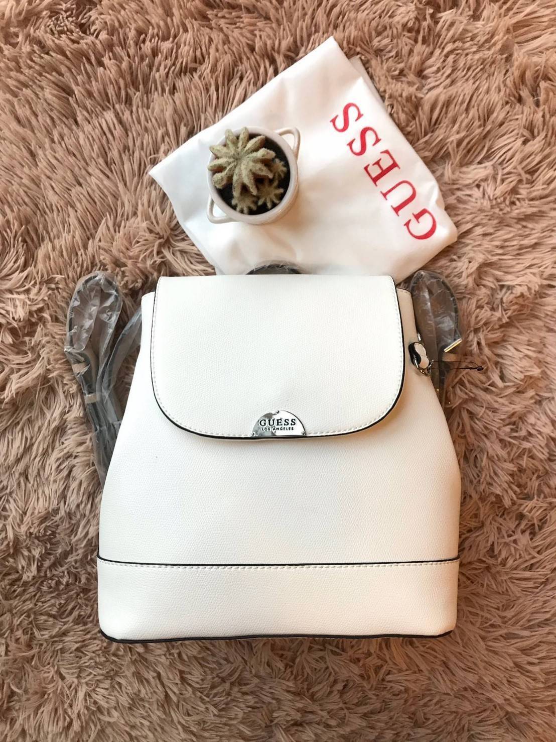 GUESS CASSIA LOGO BACKPACK รุ่นใหม่ชนช้อป!! กระเป๋าเป้สะพายขนาดกลาง ตั้งอยู่ทรงสวย เปิดปิดด้วยกระดุมแม่เหล็ก ขยายปากกระเป๋าได้ด้วยกระดุมทั้ง2ด้าน ภายในบุผ้ามีลายsignatureแบรนด์ มีช่องซิปแยกจากช่องใหญ่ ด้านหลังมีช่องซิปเพิ่มใช้งานได้จริง สายสะพายปรับความยา