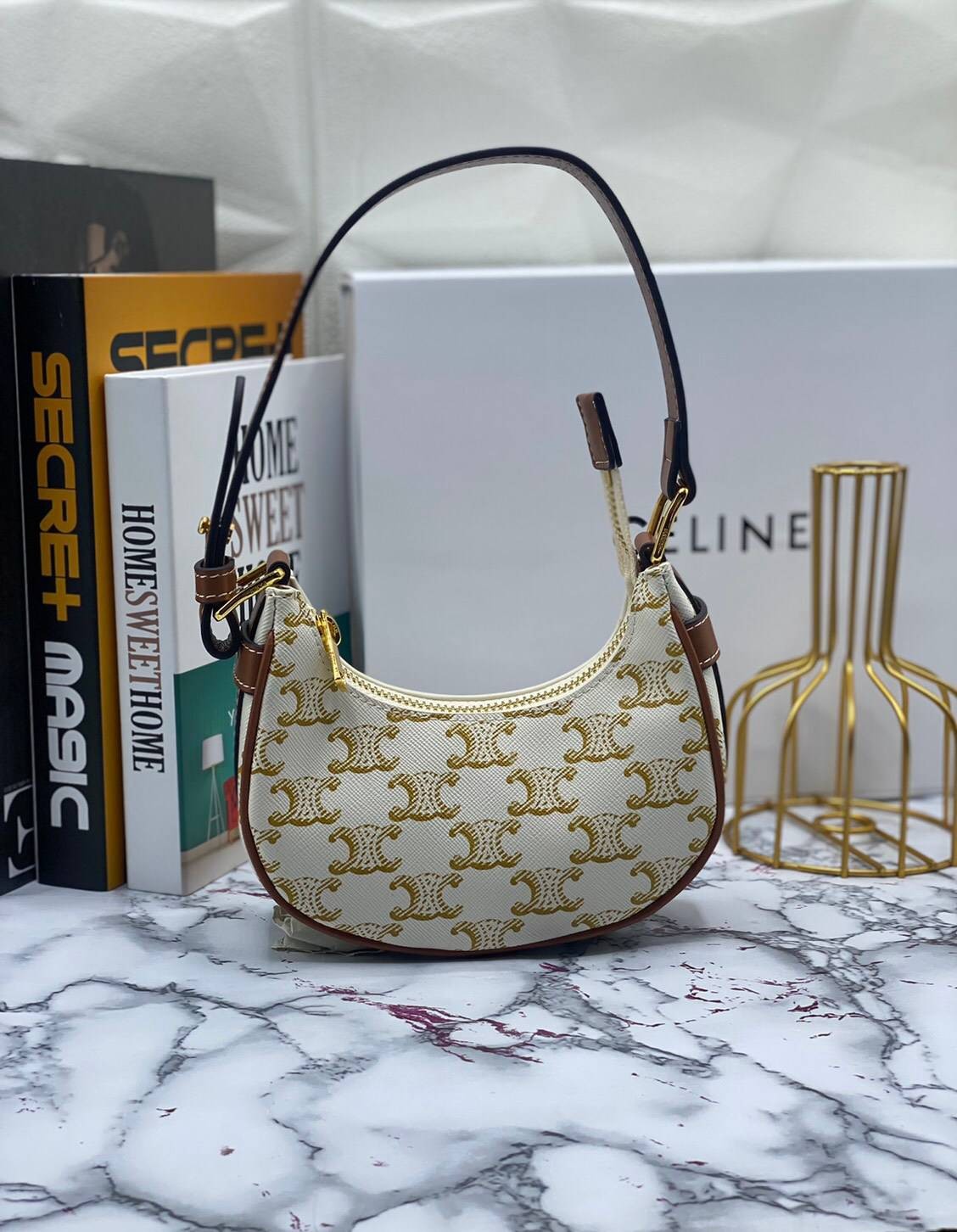 VIP 】หนังแท้ CELINE MINI AVA IN TRIOMPHE CANVAS AND CALFSKIN TAN กระเป๋าถือ/คล้องไหล่ ขนาดมินิน่ารัก สาวๆสายคิ้วตี้ไม่ควรพลาดเลยค่าา น่ารักมากกๆๆ แต่ยังคงเรียบหรูและคลาสสิก ทั้งลายที่แสนโดดเด่น และสายแบบเข็มขัดก็เข้ากันได้ดีสุด ๆ ไม่มีโลโก้ใด ๆ ประทับอยู่