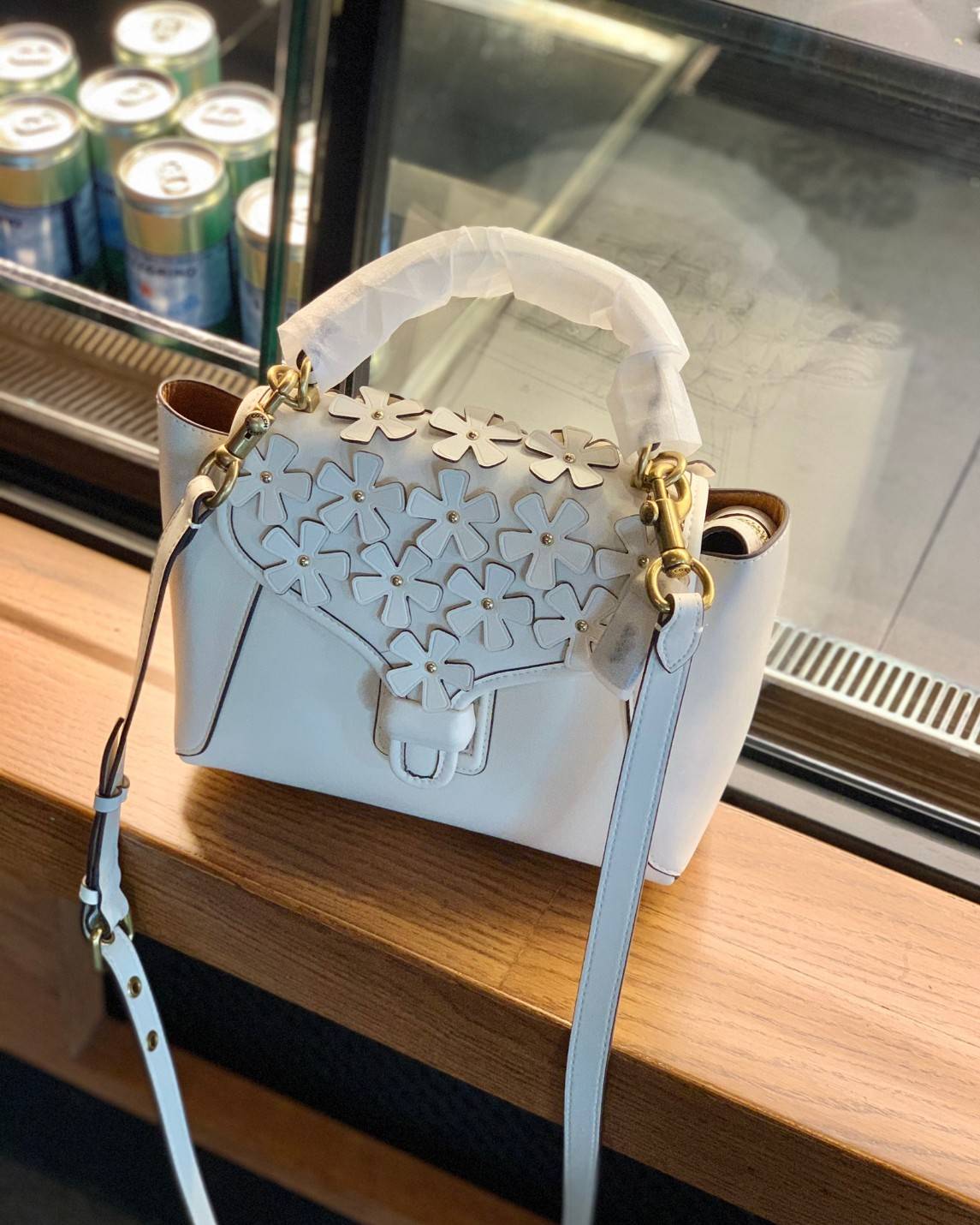 กลับมาพร้อมส่งอีกครั้งใครรออยู่ห้ามพลาดค่ะ COACH COURIER CARRYALL 23 WITH FLORAL ((700)) พร้อมส่งอีกรอบค่ะ! กระเป๋าหิ้ว//สะพายแบบครอสบอดี้ร์ หนังแท้น้ำหนักเบา หนังรุ่นนี้เช็ดทำความสะอาดได้ง่ายๆนะคะ