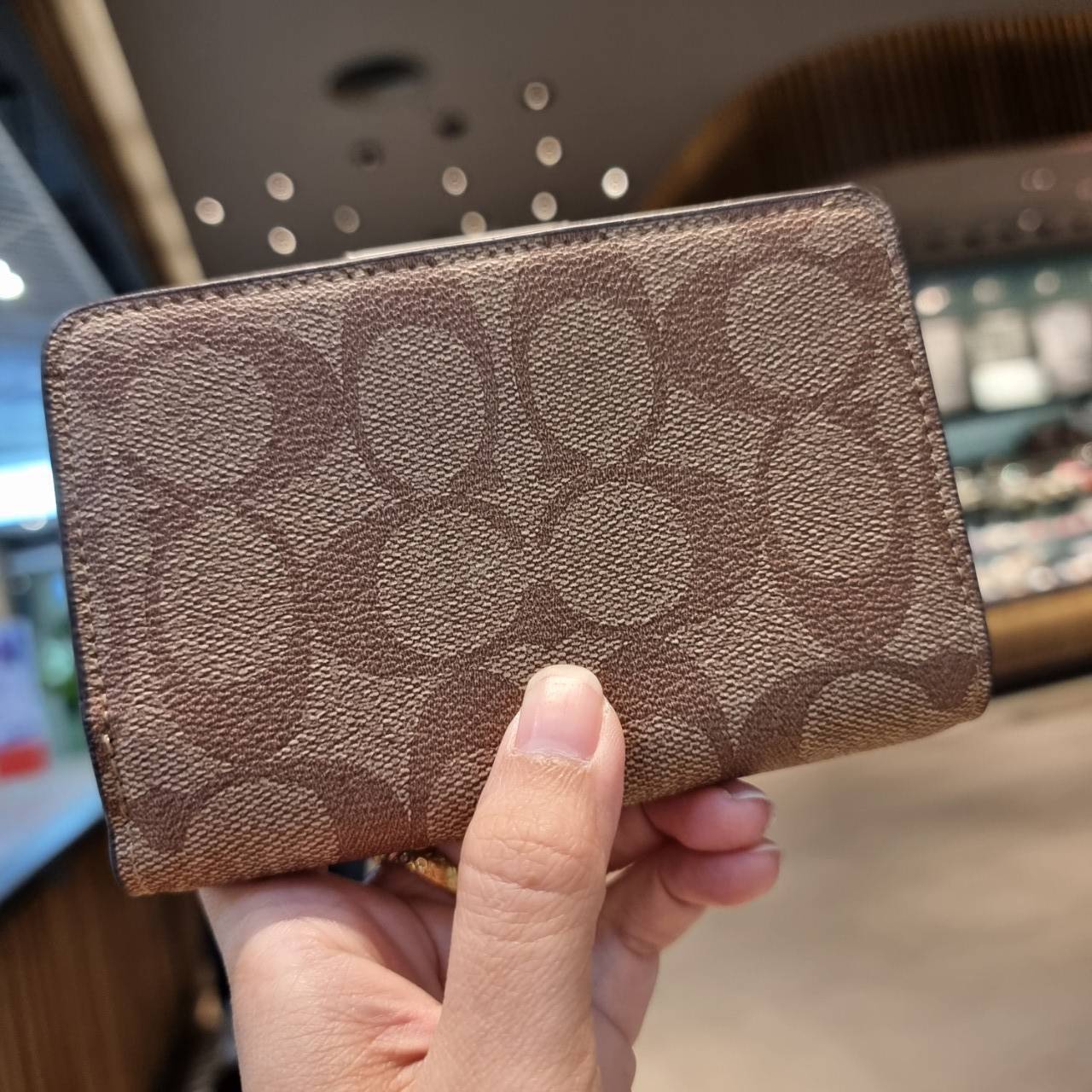 COACH C0082 MEDIUM CORNER ZIP WALLET IN SIGNATURE CANVAS ดีไซน์ใหม่ล่าสุด!! กระเป๋าสตางค์ใบกลาง 👛 ขนาดกำลังเหมาะมือ วัสดุหนังแคนวาสเคลือบลาย ดูแลรักษาง่าย มีช่องใส่บัตรและธนบัตรครบ และช่องซิปแยกไว้ใส่เหรียญ ครบเซ็ทแบบนี้เหมาะส่งต่อเป็นของขวัญที่สุ