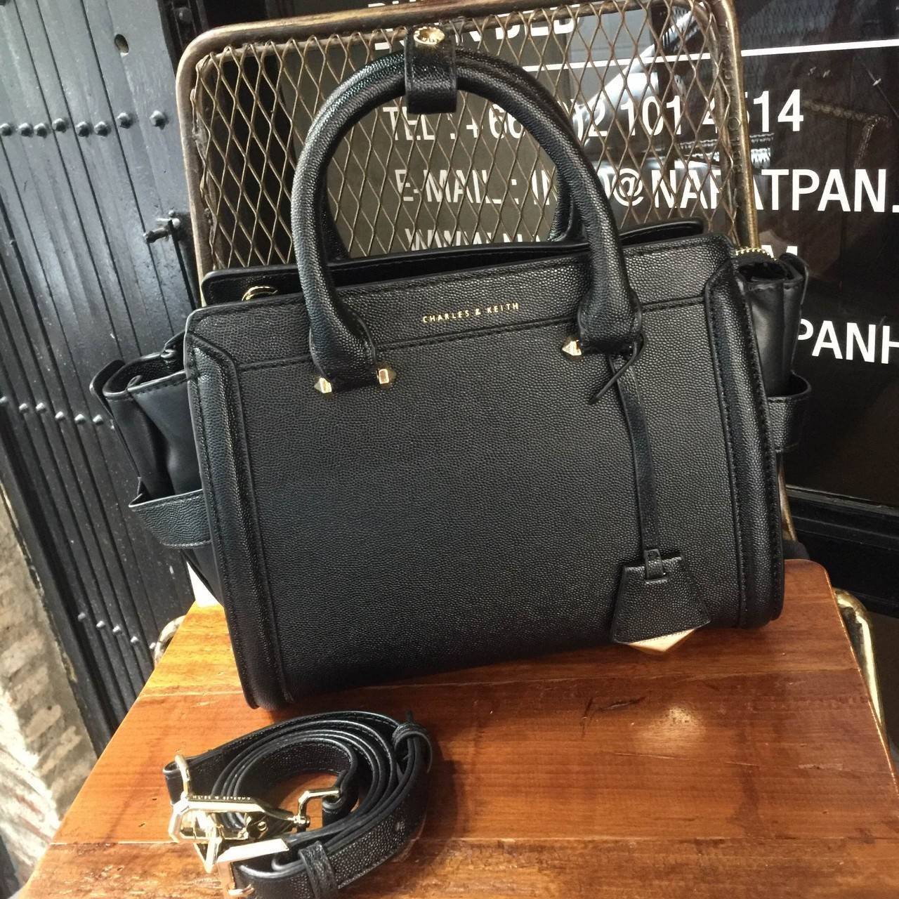 Charles&keith Structured Trapeze Detail Bag สำหรับคอลเลคชั่นใหม่ 2018 เพิ่มสีสวยๆโดนใจให้คุณได้เลือก ตัวกระเป๋าวัสดุหนัง PU อยู่ทรงน่าใช้ ภายในช่องใหญ่จุของได้เยอะม๊วกกก ช่องซิปเล็กด้านใน และช่องเก็บของจุกจิก เปิด-ปิดด้วยซิปรูดลื่นใช้งานคล่องตัว สายสะพายถ