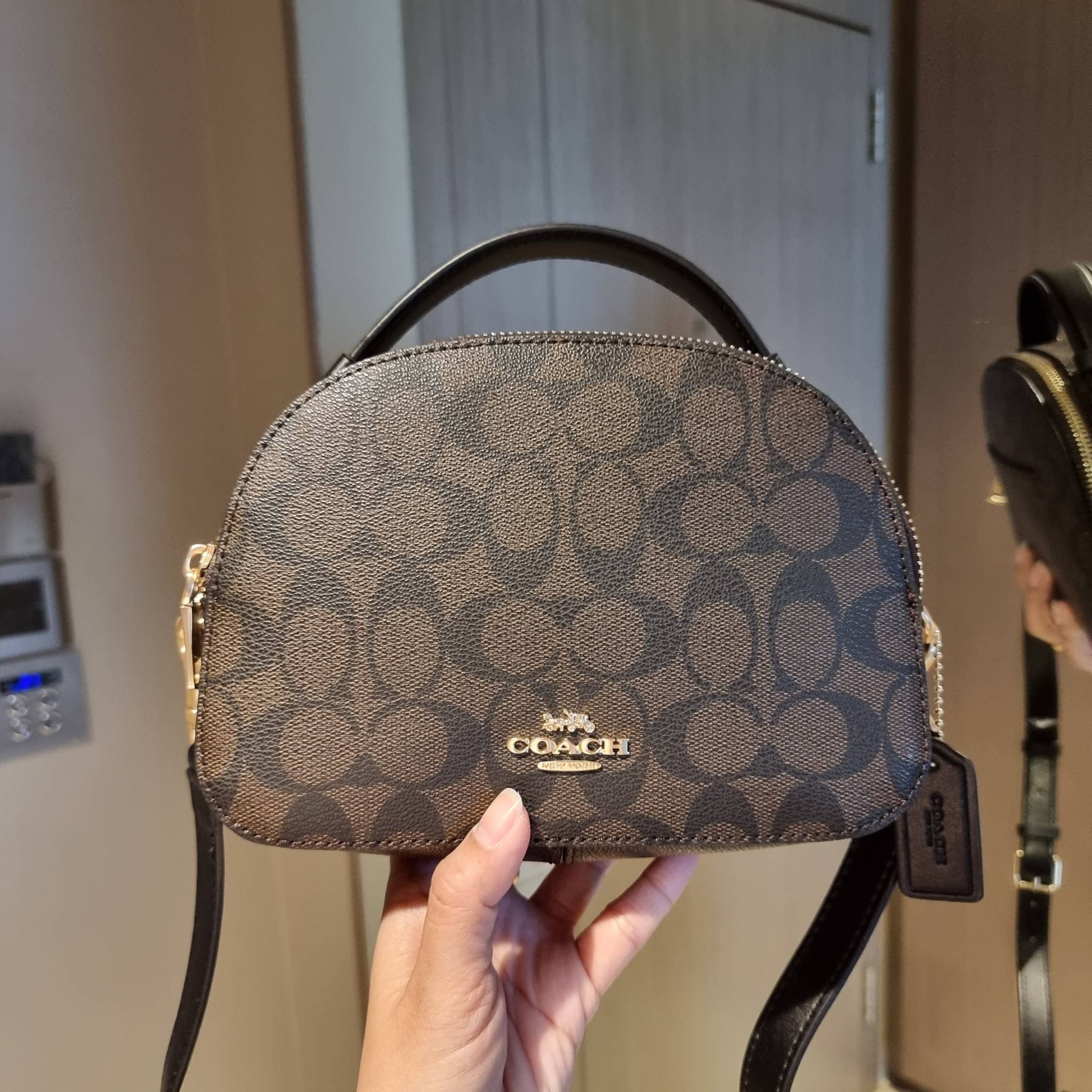 OUTLET 】COACH 1591 SERENA SATCHEL IN SIGNATURE CANVAS กระเป๋าสะพายคอลเลคชั่นยอดฮิต ดีไซน์ลุคผู้ดี ต้องยกให้น้องใบนี้เลย!! จัดสีขายดี สีลุคคุณหนูมาให้ สวยตาแตก!! วัสดุหนังแคนวาส เปิด-ปิดด้วยซิป 2 ช่องหลัก ภายในเป็นช่องโล่ง เก็บของได้แบบสบายๆ ใส่มือถือได้ทุ