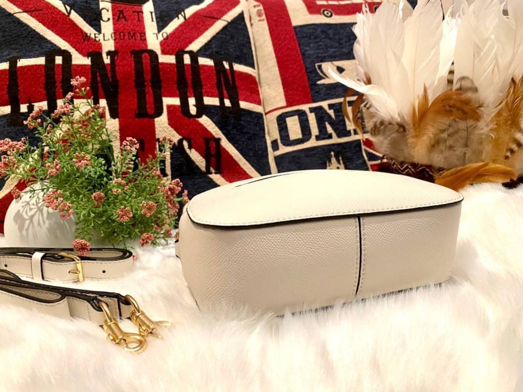 COACH SERENA SATCHEL CROSSBODY BAG กระเป๋าทรงโดมเล็ก น่ารัก แต่ใส่ของได้จุเลยทีเดียว!! มี2ช่องซิปหลัก ช่องค่อนข้างกว้าง สามารถใส่กระเป๋าเงินใบกลางได้;ของจำเป็นอื่นๆได้ครบเลยค่ะ มีช่องเล็กให้ใส่ของจุกจิก ด้านหลังมีช่องเล็กให้อีกช่องค่ะ พร้อมสายยาวถอดออกได้