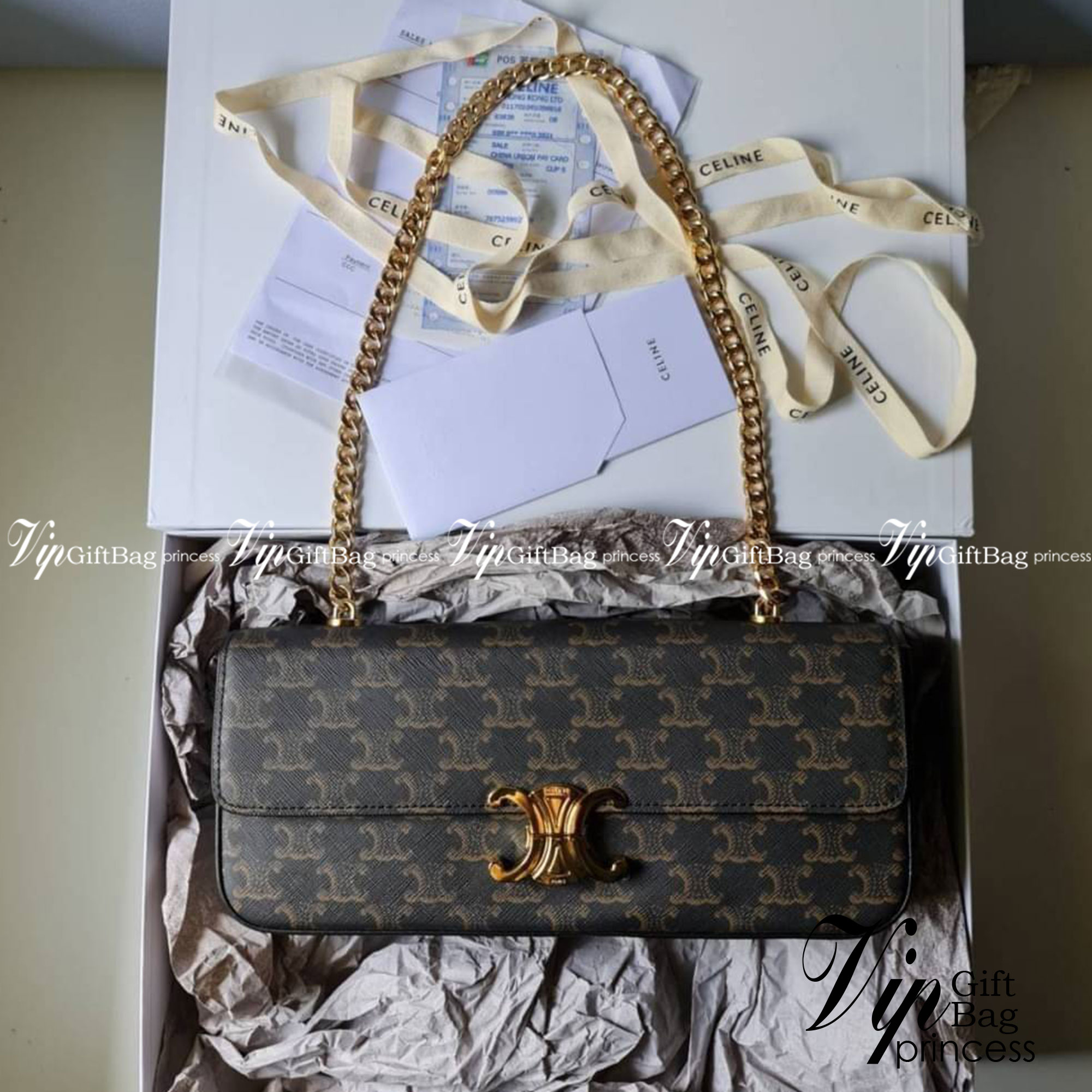 CELINE Women Chain Bag Triomphe in Triomphe Canvas-Tan / CELINE TRIOMPHE CHAIN SHOULDER BAG / CELINE WOMEN WINTER 21 ก็ปังๆ ยาวๆ ไปเลยสิคะ กระเป๋าดีไซส์ใหม่ ใหญ่กว่าเดิม จุของได้เยอะ งานหนังแคนวาสสวยหรู สวยมากกก เก๋มาก ต้องมีแล้วค่าา แบบใหม่ล่าสุด งานพึ่ง