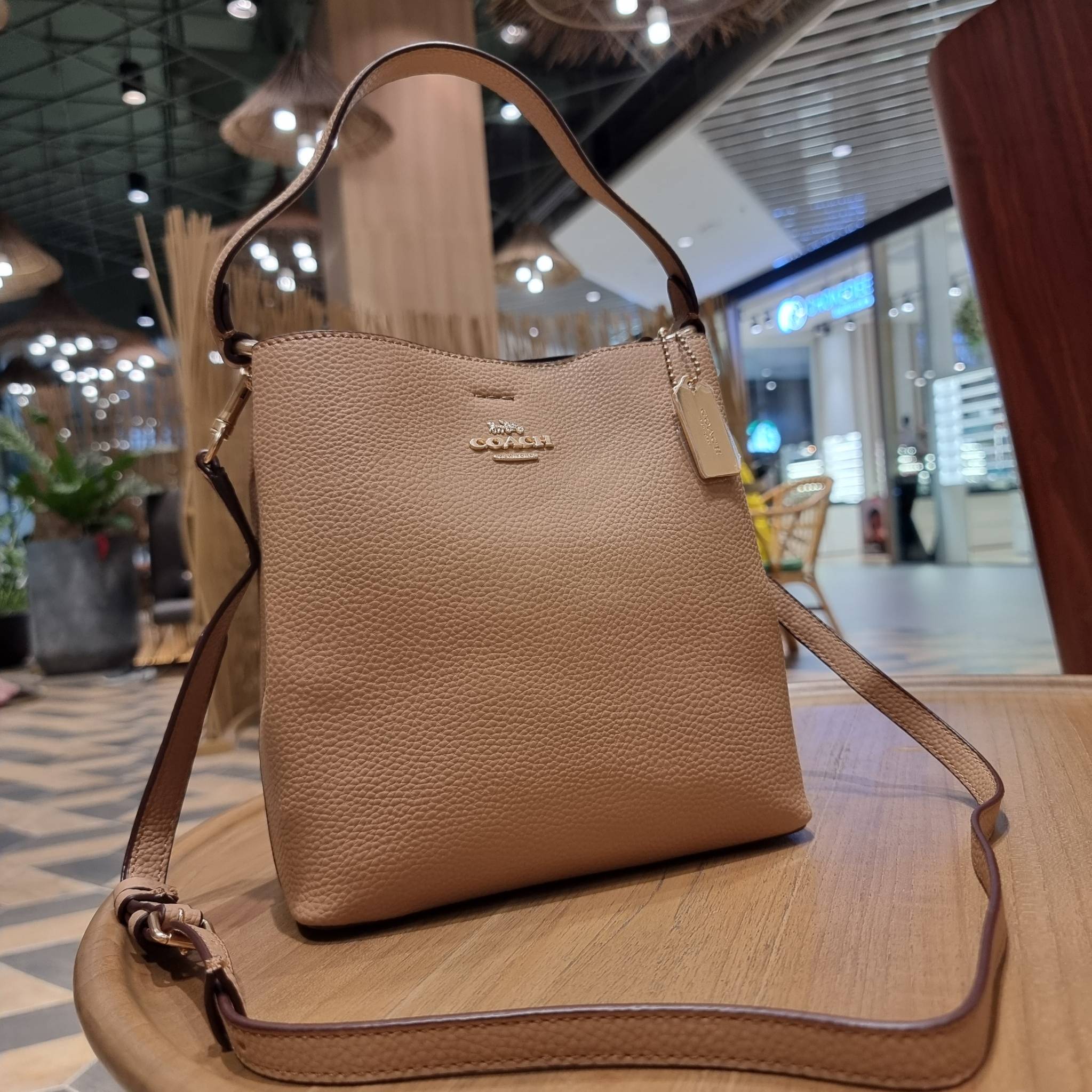 COACH 1011 SMALL TOWN BUCKET BAG รุ่นยอดนิยมใบเล็ก กระเป๋าทรงบัคเก็ต สีคลาสสิคเรียบหรู ตัดกับโลโก้สีทองดูโดดเด่น วัสดุหนัง pepble สวยคมทุกมุมจริงๆ!! เปิด-ปิดด้วยกระดุมแม่เหล็กทั้ง 2 ฝั่ง ภายในเป็นช่องโล่ง มาพร้อมสายสะพายปรับได้ตามตัว ขนาดใบนี้กำลังสวย สะพ