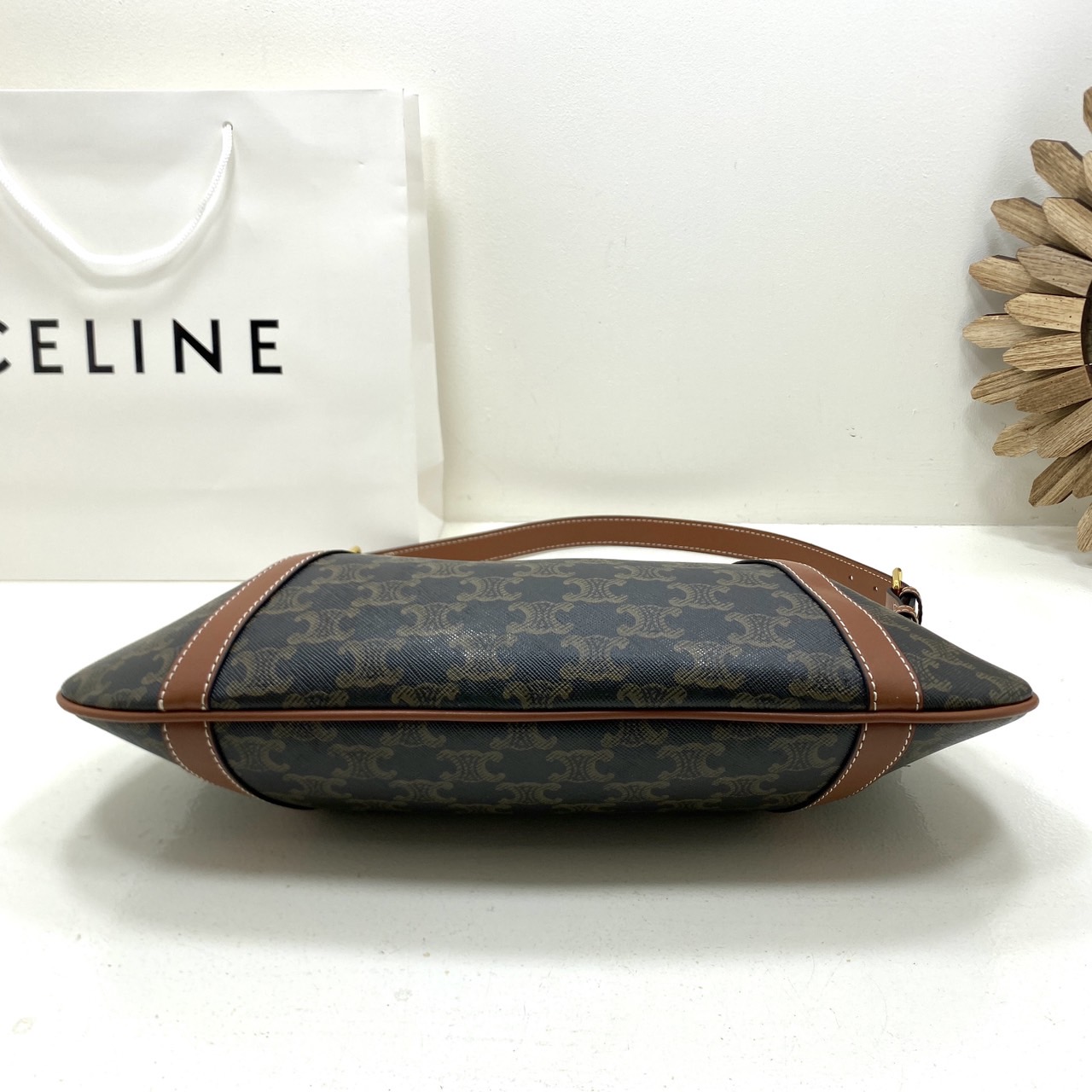 CELINE STRIPED HOBO in TRIOMPHE กระเป๋าสะพายทรงโฮโบ รูปทรงสวยคลาสสิค ใหม่ล่าสุดก่อนใคร ใช้งานได้ง่าย ทุกลุค ทุกสไตล์ งานแคนวาสแท้พิมพ์ลายคมชัด สะพายไหล่แล้วดูหรูหรา