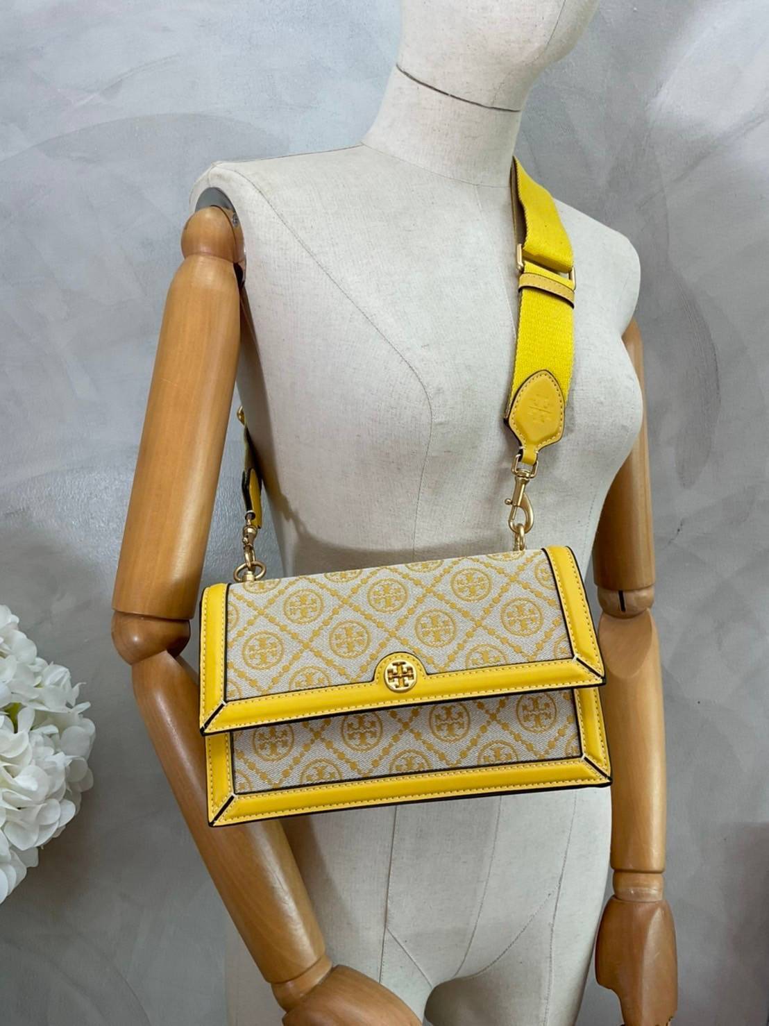 TORY BURCH 81000 MINI T MONOGRAM JACQUARD SHOULDER BAG คอลเลคชั่นฤดูใบไม้ผลิ 2021 กระเป๋าสะพายรุ่นใหม่จาก Tory Burch ดีไซน์สวยคลาสสิค แฝงไว้ด้วยความหรู ลวดลายผ้าแจ็คการ์ด T Monogram บนกระเป๋า Tory Burch นี้ เป็นการยกย่องให้กับงานควิลท์ชาวเพนซิลเวเนียดัตช์