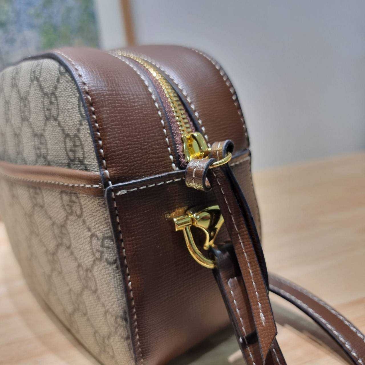 GG HORSEBIT 1955 SMALL SHOULDER BAG ที่สุดของความคลาสสิค กับกระเป๋าสะพายทรง camera ที่ใช้งานง่ายและคล่องตัว โดดเด่นด้วยอะไหล่โลโก้วินเทจเอกลักษณ์