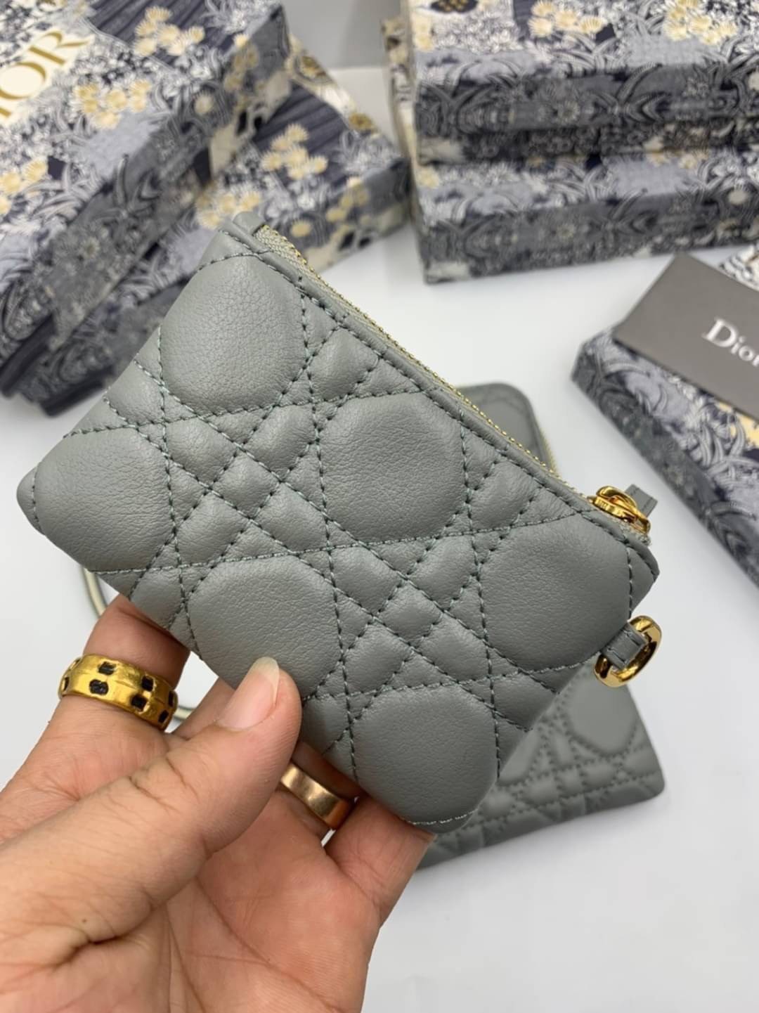 VIP 】CHRISTIAN DIOR PHONE BAG 2 in 1 DOUBLE BAG กระเป๋าเซ็ท 2 ใบ มีสายสะพายข้าง ถอดออกใช้งานได้ ถือว่าคุ้มมากๆเลยค่ะ สามารถใช้งานแยกกันได้ ใส่สายสะพายหรือ ถือได้ วัสดุหนังแท้ สวยงามนุ่มฟู น่ารักมากๆ เลยน้าาา