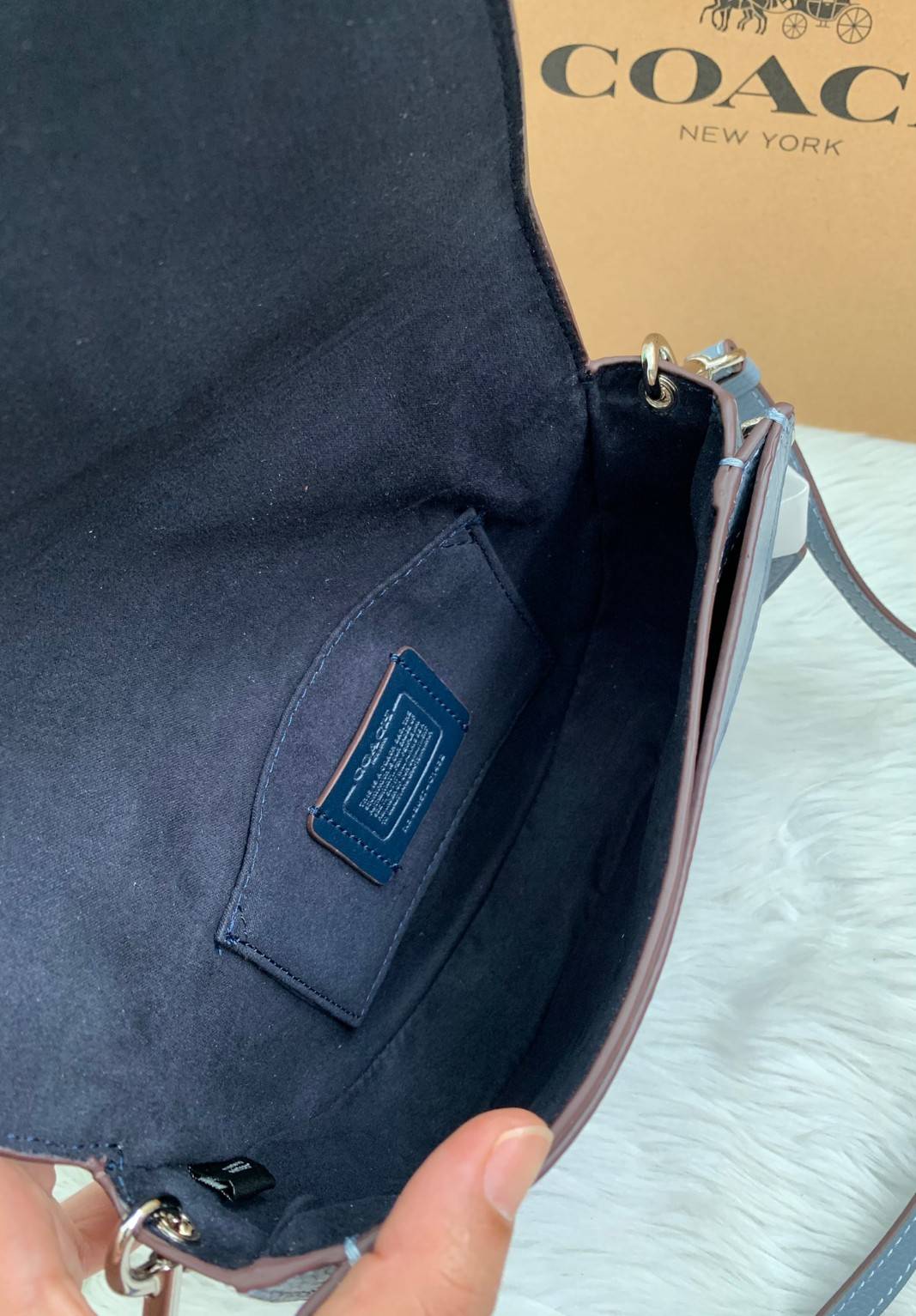 พร้อมส่งที่ไทยครบทั้ง6สีค่ะ 😘 Coach Ellen Crossbody In Signature ((C1432)) กระเป๋าทรงฮาฟมูนรูปทรงคลาสสิก ออกแบบให้มีลักษณะโค้งมน ไม่ดูเป็นทรงแข็งจนเกินไป ดีไซน์และสีของกระเป๋ายังเรียบง่าย เข้าได้กับทุกชุด สะพายครอสบอดี้ร์//สะพายข้าง หรือถือแบบคลัท