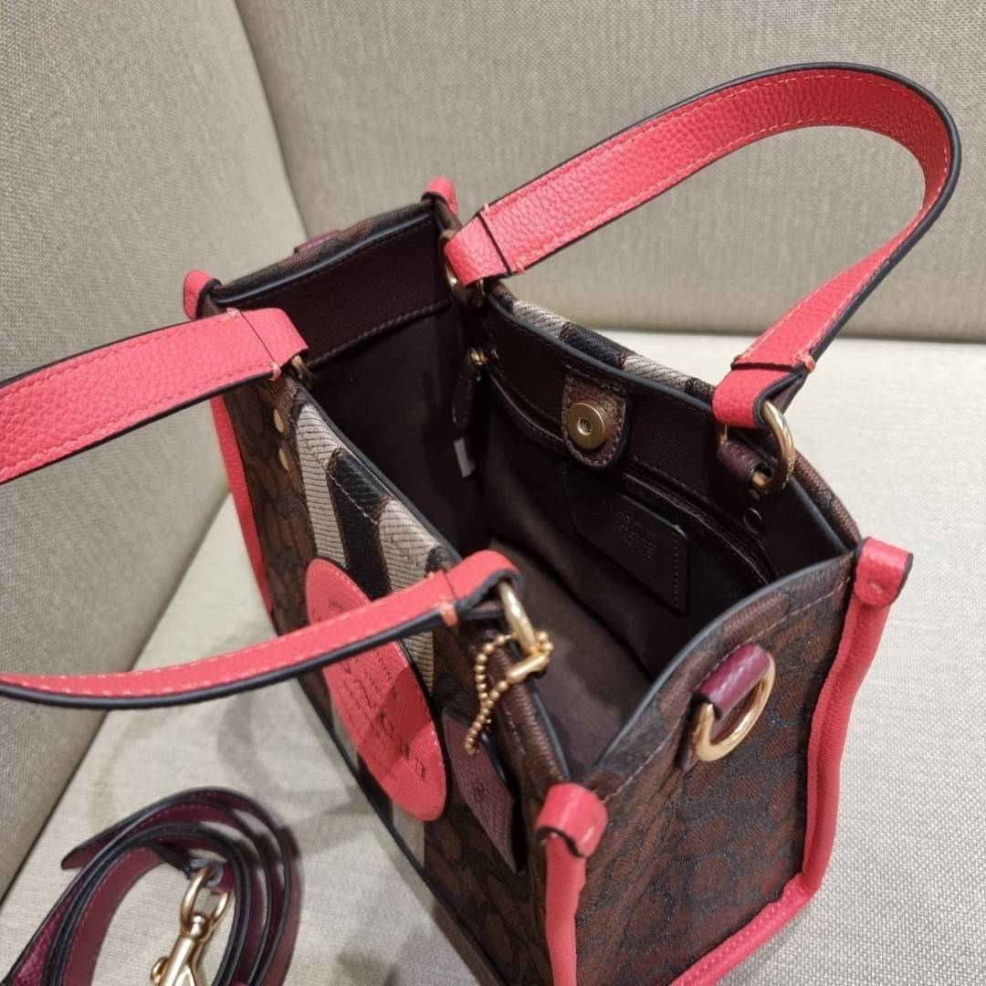 COACH C7083 DEMPSEY TOTE 22 IN SIGNATURE JACQUARD WITH STRIPE AND COACH PATCH คอลเลคชั่นใหม่ สีที่สาวๆรอคอย สวยคม ละมุนและมีความหรูในตัว กับกระเป๋าทรงโท้ท ไซส์กำลังสวย น่ารักน่าใช้ ฟังก์ชั่นการใช้งานสะดวกที่สุด มีทั้งสายคล้องในตัว และสายครอสบอดี้ วัสดุผ้า
