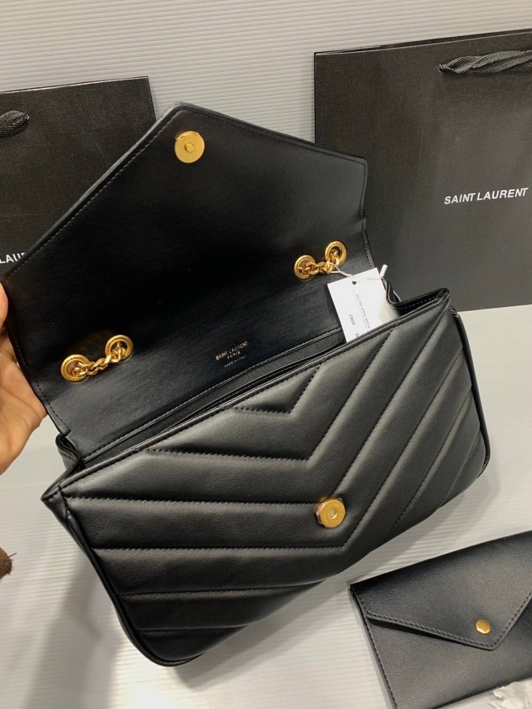 ORI | หนังแท้ 30cm YSL loulou medium in matelassé กระเป๋าสะพายทรงสวยคลาสสิค มาพร้อมใบเล็กใส่การ์ด งานหนังแท้สมผัสนุ่มมือตะเข็บเย็บลายเชฟรอนสวยเป็นเอกลัษณ์ ด้วยดีไซน์เรียบหรู ใช้ได้บ่อยไม่มีเบื่อ