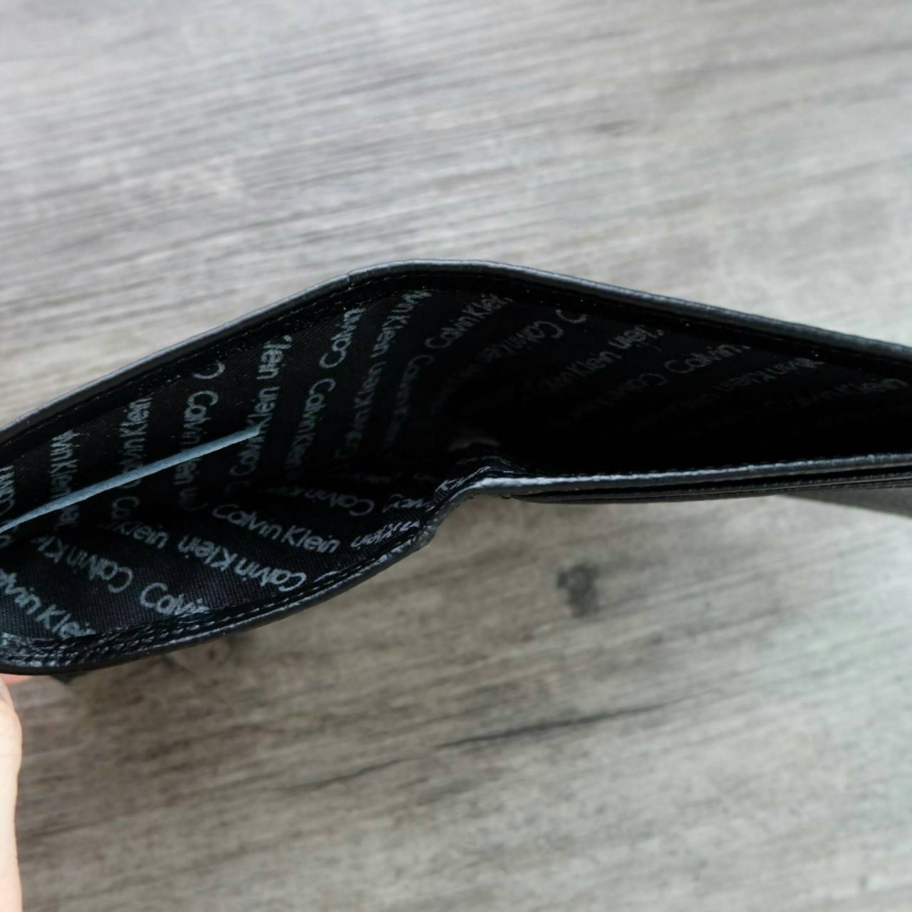 Calvin Klein Leather Belt & Wallet Set เซตสุดคุ้ม จะะมอบเป็นของขวัญหรือใช้เองก็แนะนำเลยค่าา อุปกรณ์ : มาพร้อมถุงกระดาษแบรนด์ + กล่องแบรนด์ + ที่เจาะรูเข็มขัด + ห่วงเข็มขัด