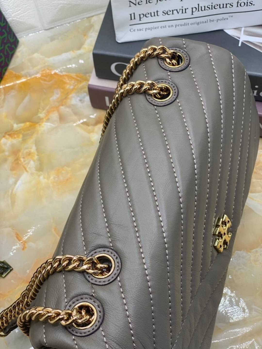 Large : Tory Burch Kira Chevron Quilted Convertible Leather Crossbody Bag เป็นกระเป๋าที่ใช้ในการออกงานสำคัญหรือวันที่มีปาร์ตี้สังสรรค์ คุณควรเลือกใช้กระเป๋าที่มีดีไซน์สะดุดตา เพราะจะช่วยยกระดับและเพิ่มเสน่ห์ให้กับตัวคุณเองมากยิ่งขึ้น หากเป็นงานทางการ เช่น