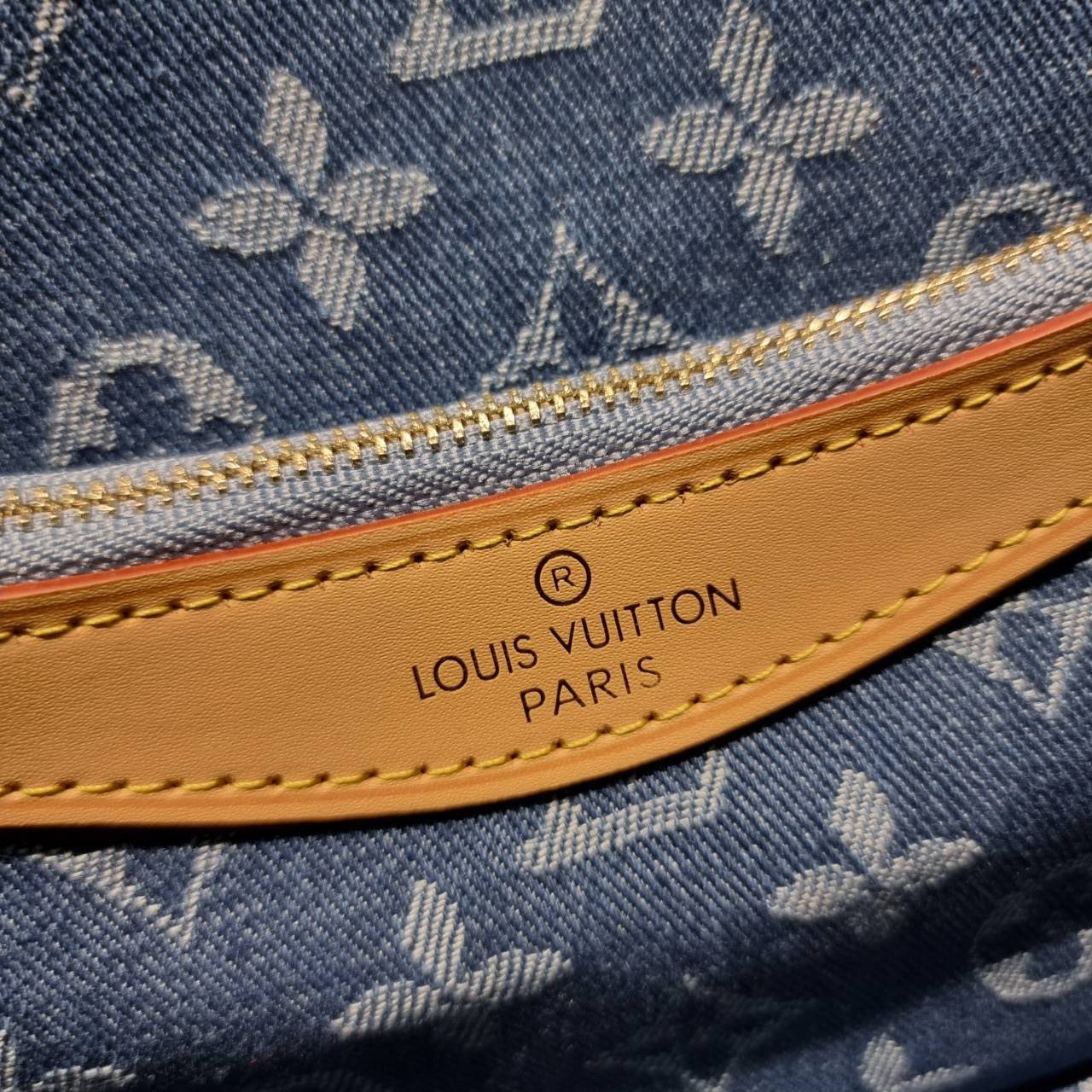 LV diane monogram denim bag กระเป๋ามัลติฟังก์ชั่น ดีไซน์ใหม่ ออกมาได้น่ารักน่าใช้มากๆ สียีนส์สวยมีเสน่ห์ มีสายมาให้ถึง 2 แบบ สายหนังคล้องไหล่ได้ ปรับสะพายข้างได้ และสายสปอร์ตครอสบอดี้ได้