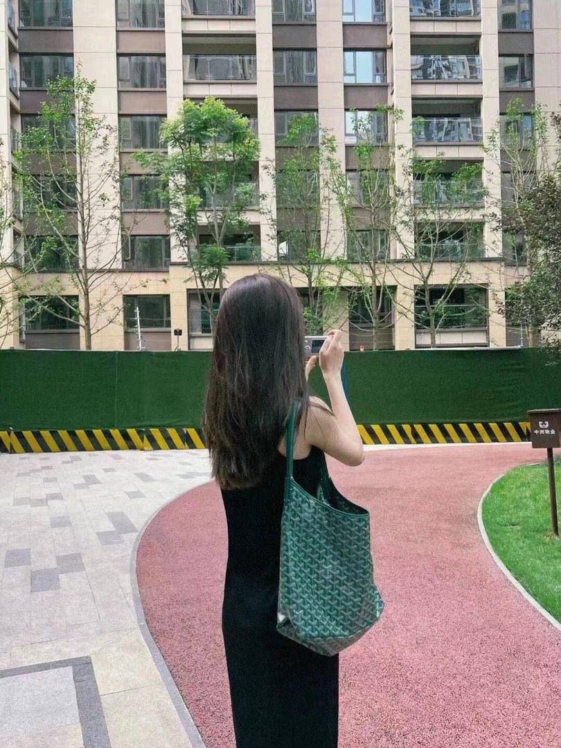 GOYARD BOHEME HOBO BAG / GOYARD HOBO กระเป๋าสะพายทรงโฮโบ ใบใหญ่จุใจ!! มาครบสีขายดี เลิศทุกสี รูปทรงคลาสสิค ดีไซน์เป็นเอกลักษณ์ วัสดุหนังแคนวาสพิมพ์ลายสวยคม ปากกระเป๋ามีซิปเปิด-ปิดกันของหล่นได้ ภายในโล่งกว้างมาก มาพร้อมสายคล้องในตัว ทนทาน สะพายสวยๆได้ทุกวั