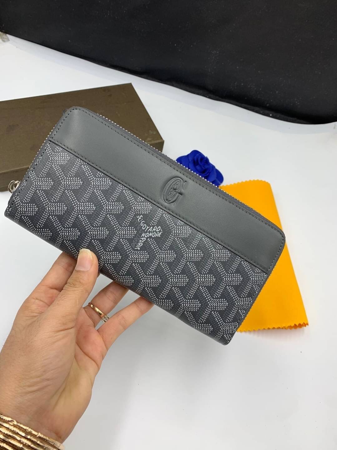 VIP GIFT 】GOYARD round zipper Matignon Long Wallet กระเป๋าสตางค์ซิปรอบใบยาว พร้อมส่ง 6 สี เหมาะกับการใช้งานทุกรูปแบบ นอกจากเพิ่มความมั่นใจแล้ว ยังทำให้ชีวิตของเราง่ายขึ้นอีกด้วย โดยการเปิดปิดแบบซิปรอบ สามารถใส่ธนบัตร เหรียญ บัตรต่างๆได้หลายใบเลยทีเดียว ขน