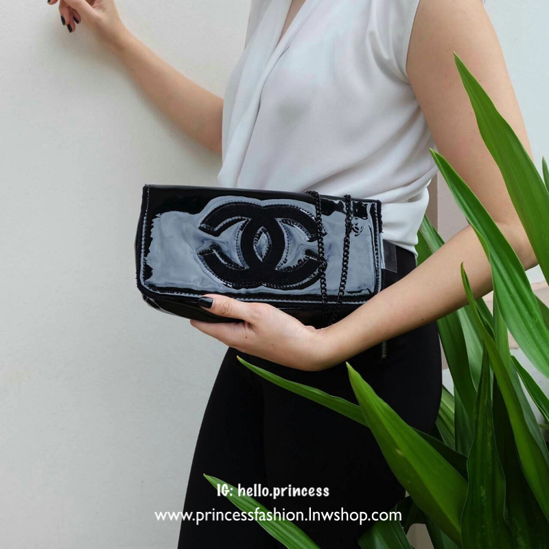 Chanel shoulder & cloth bag กระเป๋าสะพายทรง cluth ขนาดกำลังน่ารัก วัสดุหนังแก้ว เปิดปิดด้วยกระดุมแม่เหล็ก ภายในโล่งบุเฟอขนนุ่ม ใส่กระเป๋าสตางค์ยาวได้ มาพร้อมสายสะพายโซ่ หรือจะเก็บสายถือเป็น cluth ออกงานก็ดูดี มากับราคาสุดคุ้มค่ะ