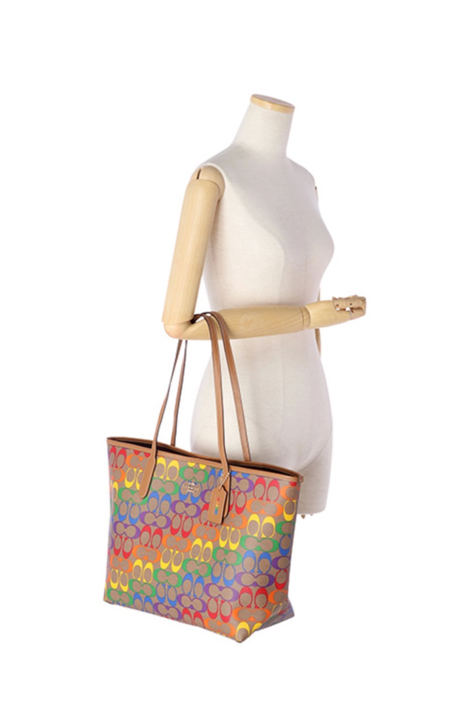 COACH CITY TOTE IN RAINBOW SIGNATURE CANVAS C4181 กระเป๋าสะพายข้างทรงโท้ทใบใหญ่ หนังลาย C สกรีนลายโค้ช รุ่นนี้ ปากกระเป๋าไม่มีชิป มีกระดุม แม่เหล็ก ด้านในมีช่องซิปไว้ใส่กระเป๋าเงินได้คะ เป็น รุ่นยอดนิยมคะ จุของได้เยอะมาก