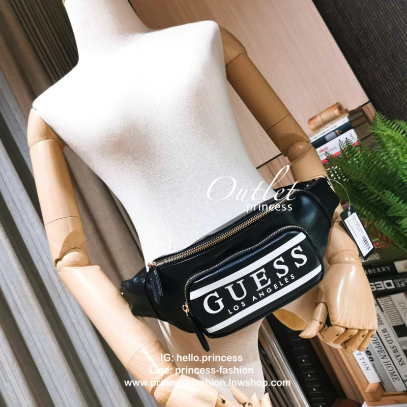 GUESS FACTORY MARISOLL GYM LOGO FANNY PACK กระเป๋าสะพาย/คาดเอว/คาดอกรุ่นใหม่ดีไซน์ยอดนิยมจาก GUESS FACTORY วัสดุหนังเเกะสังเคราะห์แบบนิ่มเปิดปิดด้วยซิป ด้านหน้ามี Pocket 1ช่องซิป ภายในมีโลโก้และช่องซิป สะพายได้หลายแบบไม่จำเจ จะสะพายไหล่ คาดอก คาดเอวก็ดูดี