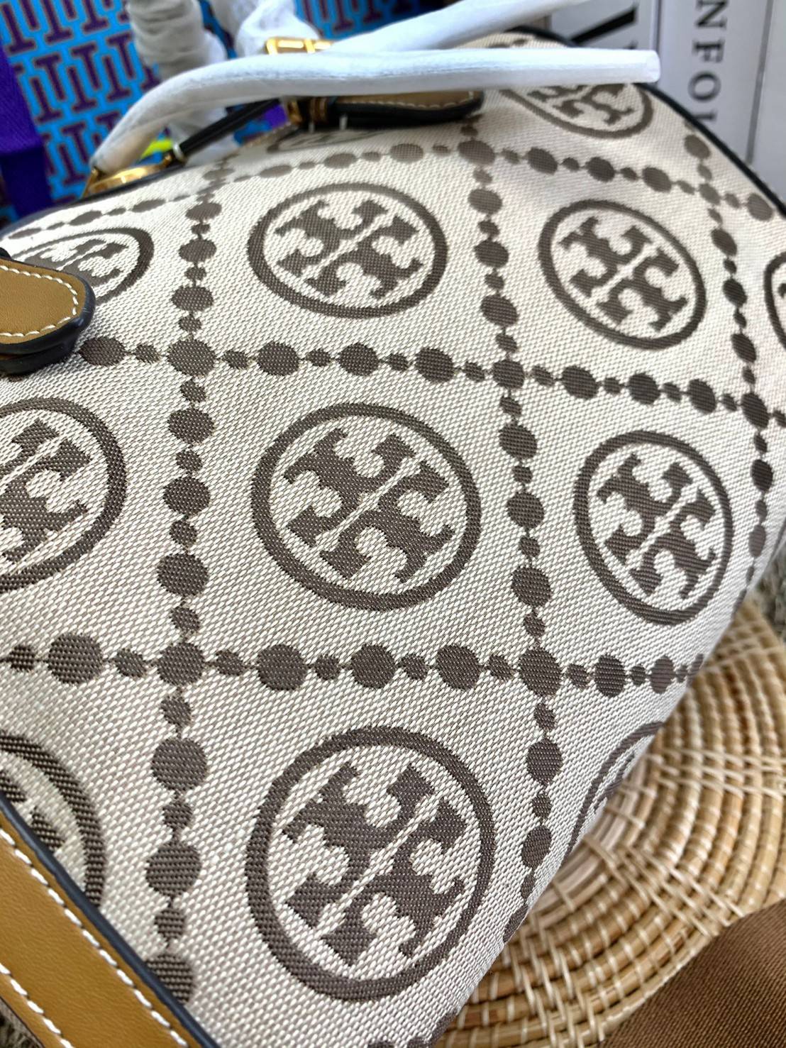 สวยก่อนใครแน่นอนค่ะนาทีนี้💋 💥รุ่นที่กำลังฮิตมากตอนนี้ของเหล่าคนดังใน ตปท.! TORY BURCH T MONOGRAM JACQUARD BARREL ((ใบใหญ่)) พร้อมส่งที่ไทยทันที! กระเป๋าทรงหมอนจาก Tory burch วัสดุ jacquardทอลายแบรด์+หนังแท้ ได้สวยงามหรู ดูคลาสสิคมากๆค่ะ เป